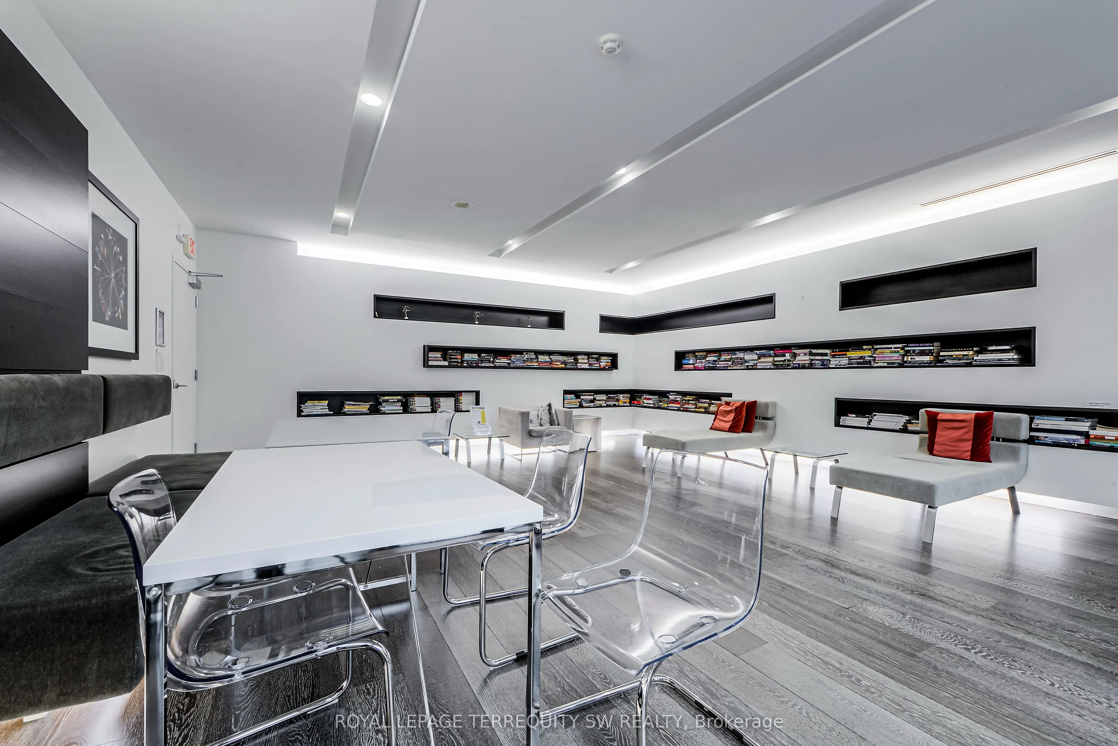 110 Charles Street E, #707