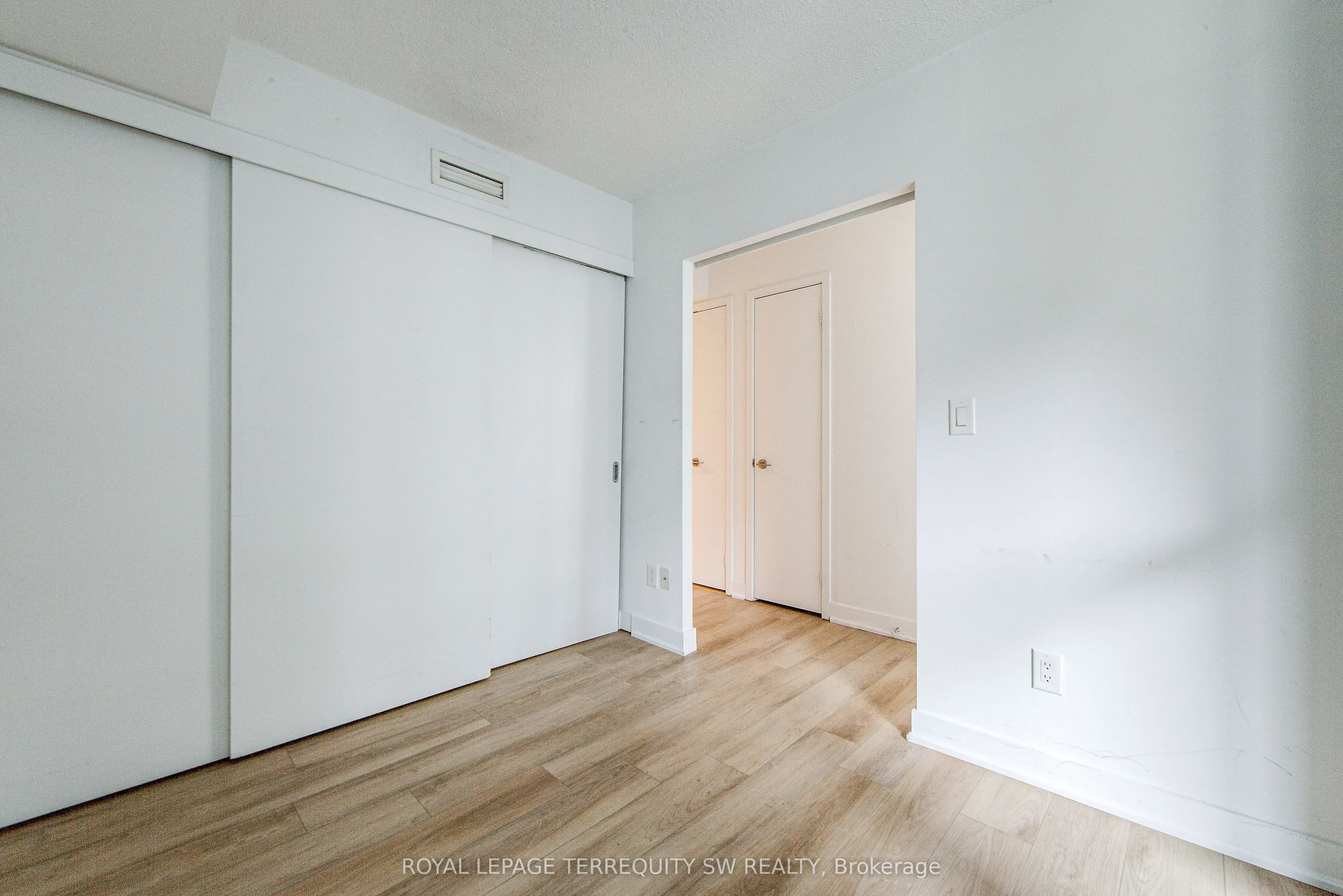 110 Charles Street E, #707