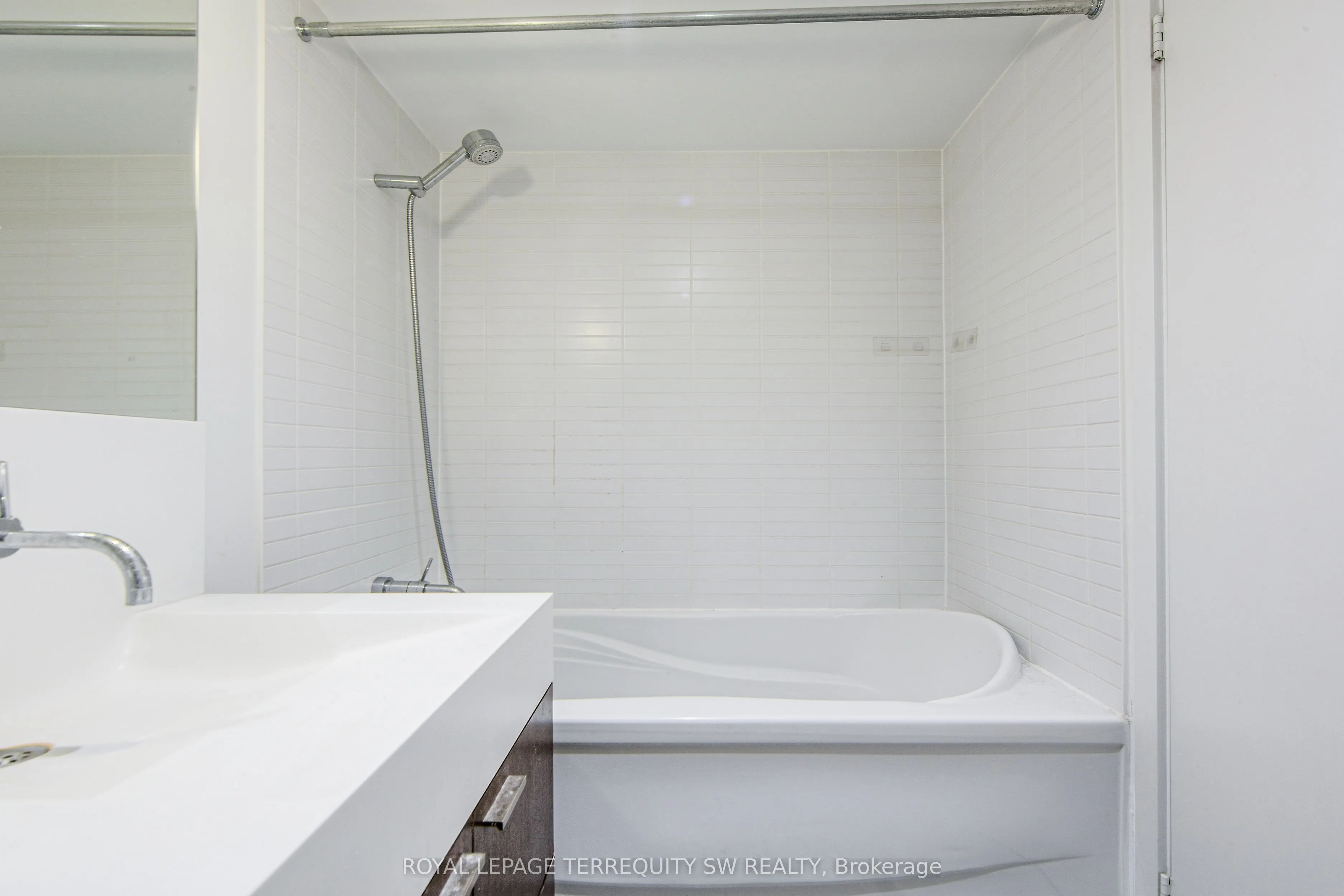 110 Charles Street E, #707