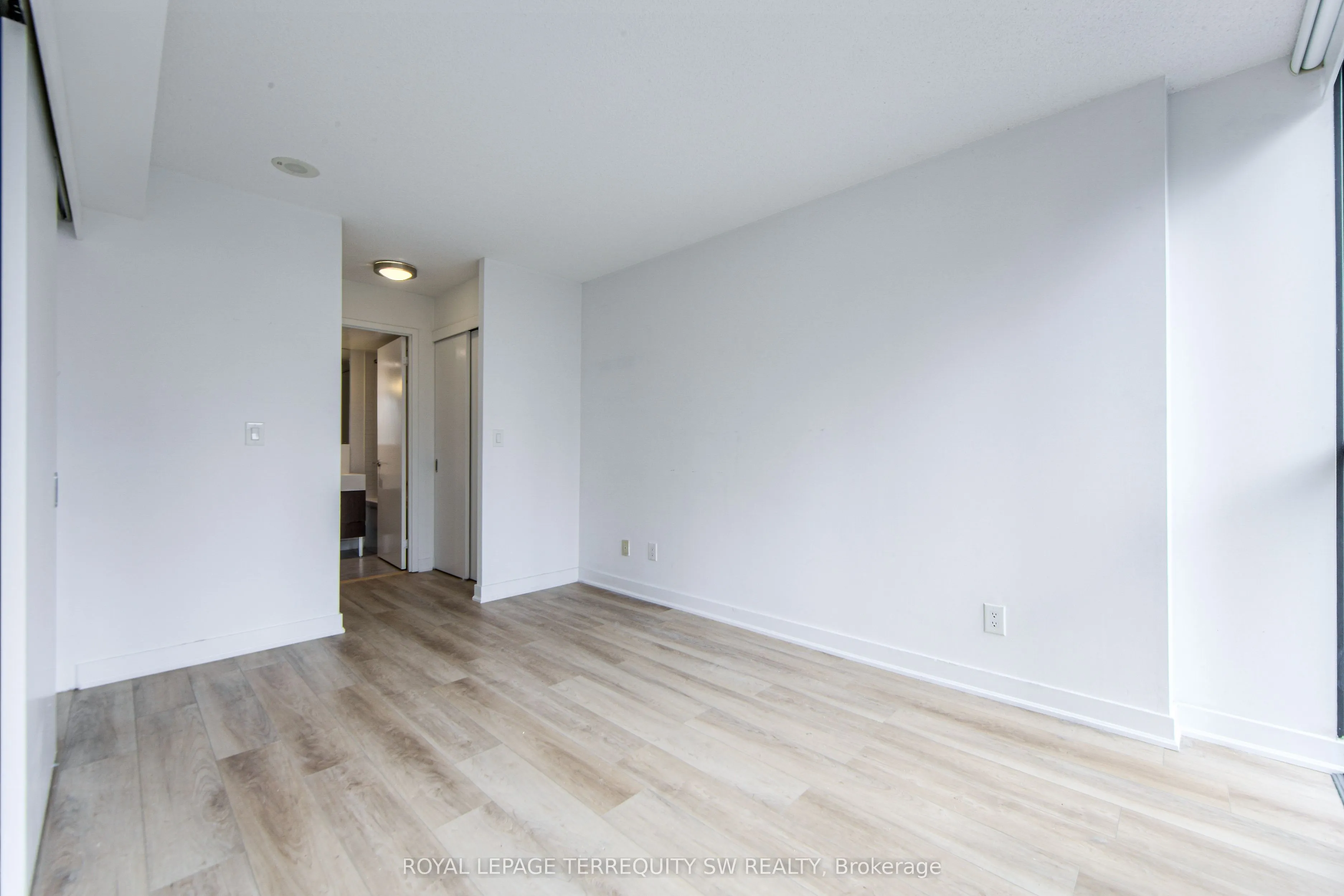 110 Charles Street E, #707