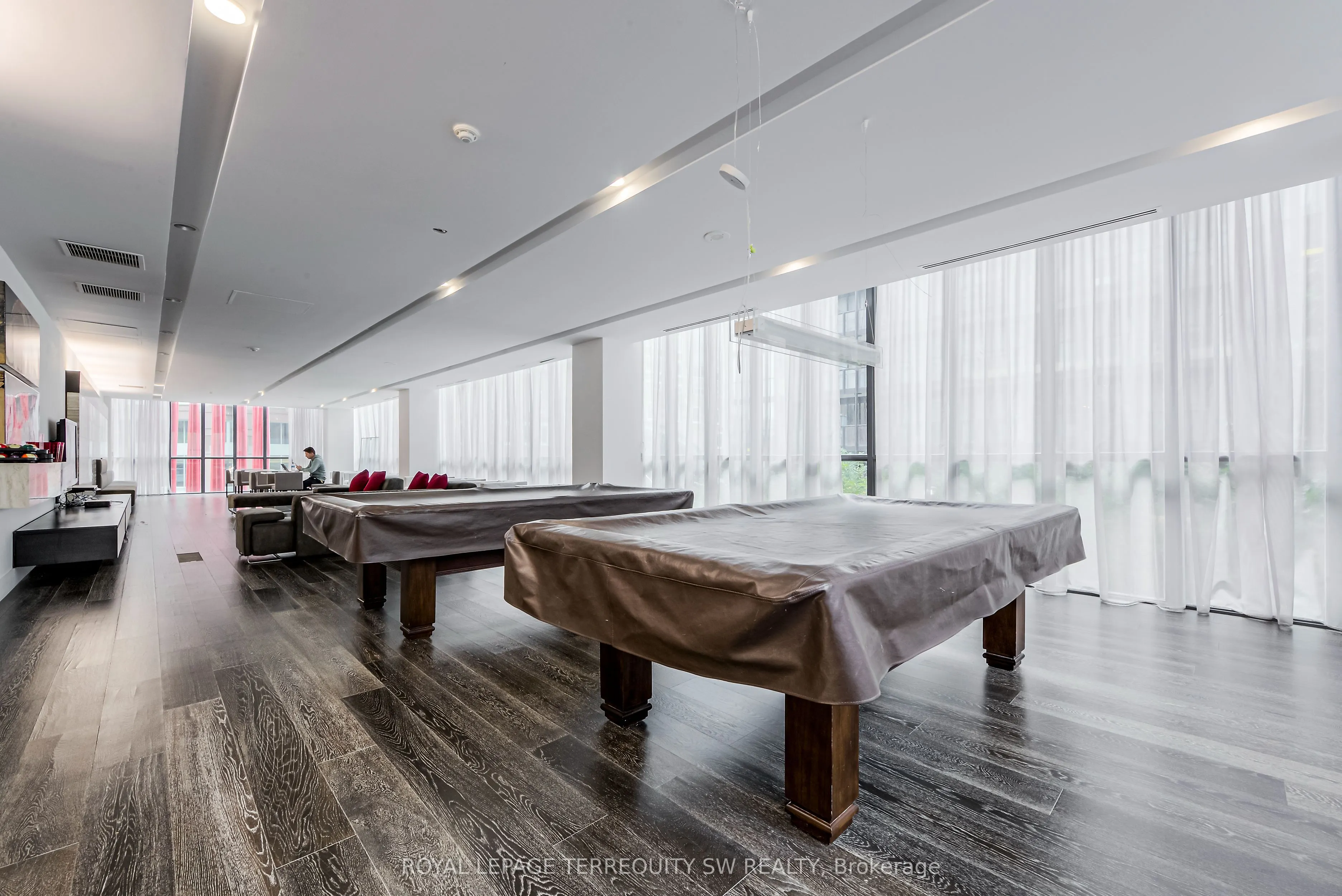 110 Charles Street E, #707