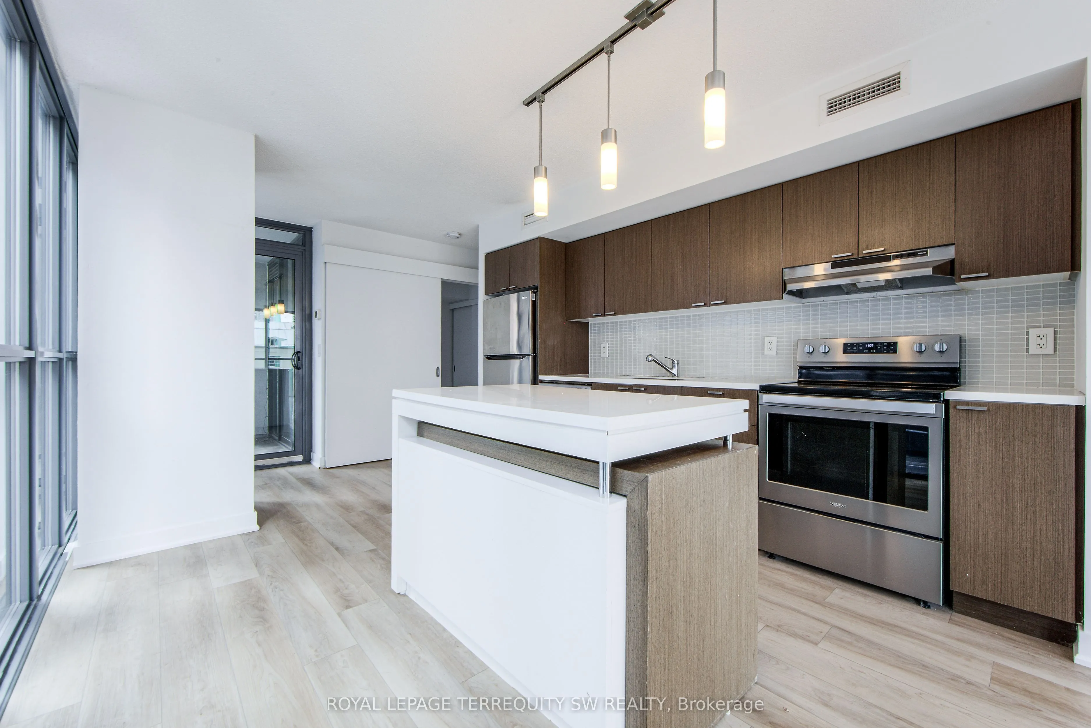 110 Charles Street E, #707