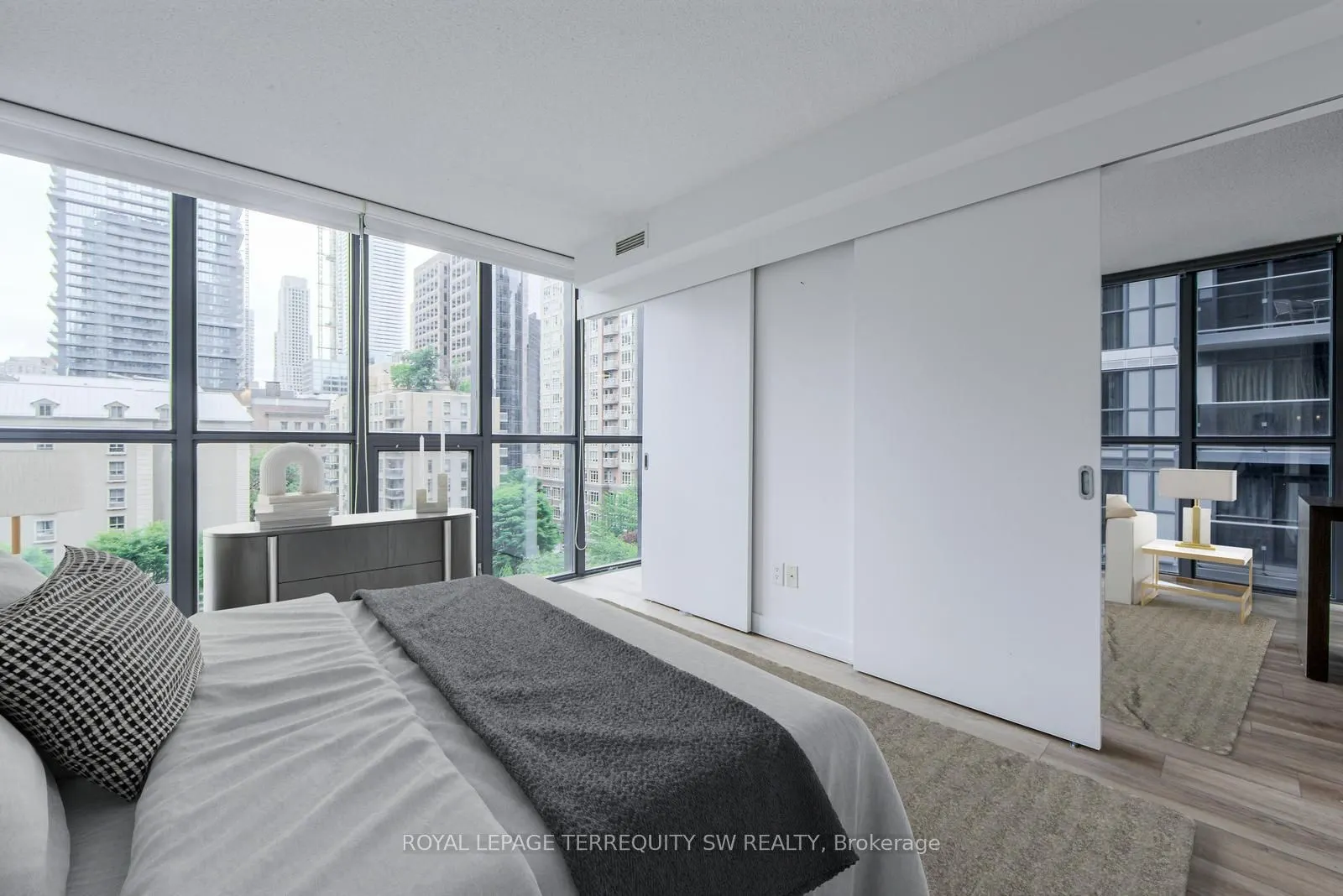 110 Charles Street E, #707