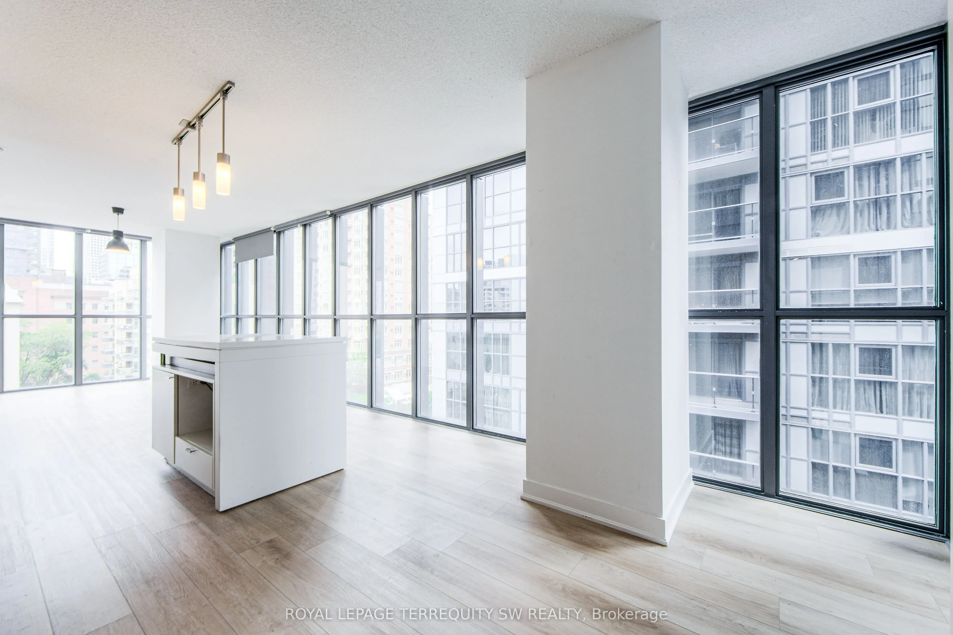 110 Charles Street E, #707