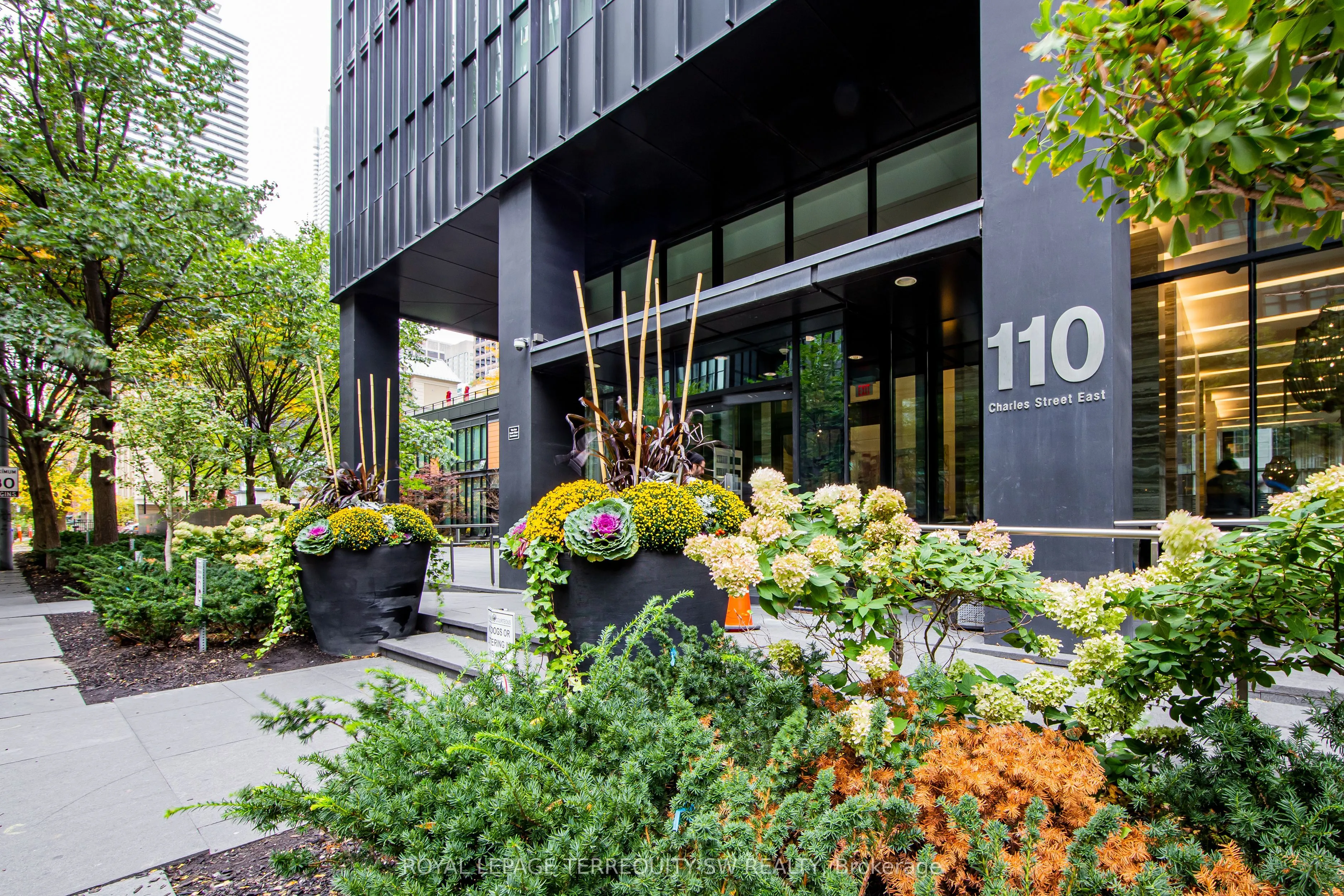 110 Charles Street E, #707