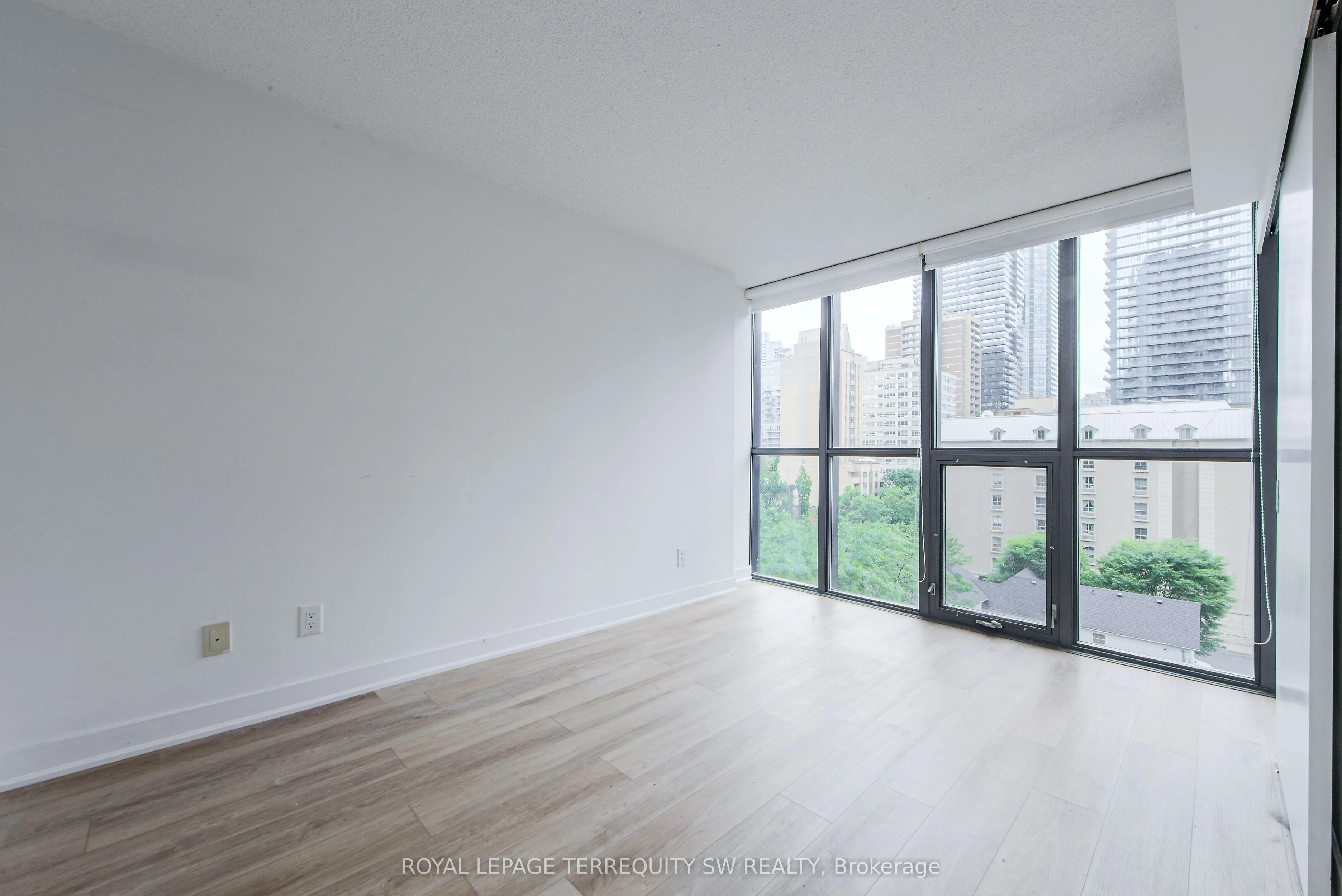 110 Charles Street E, #707