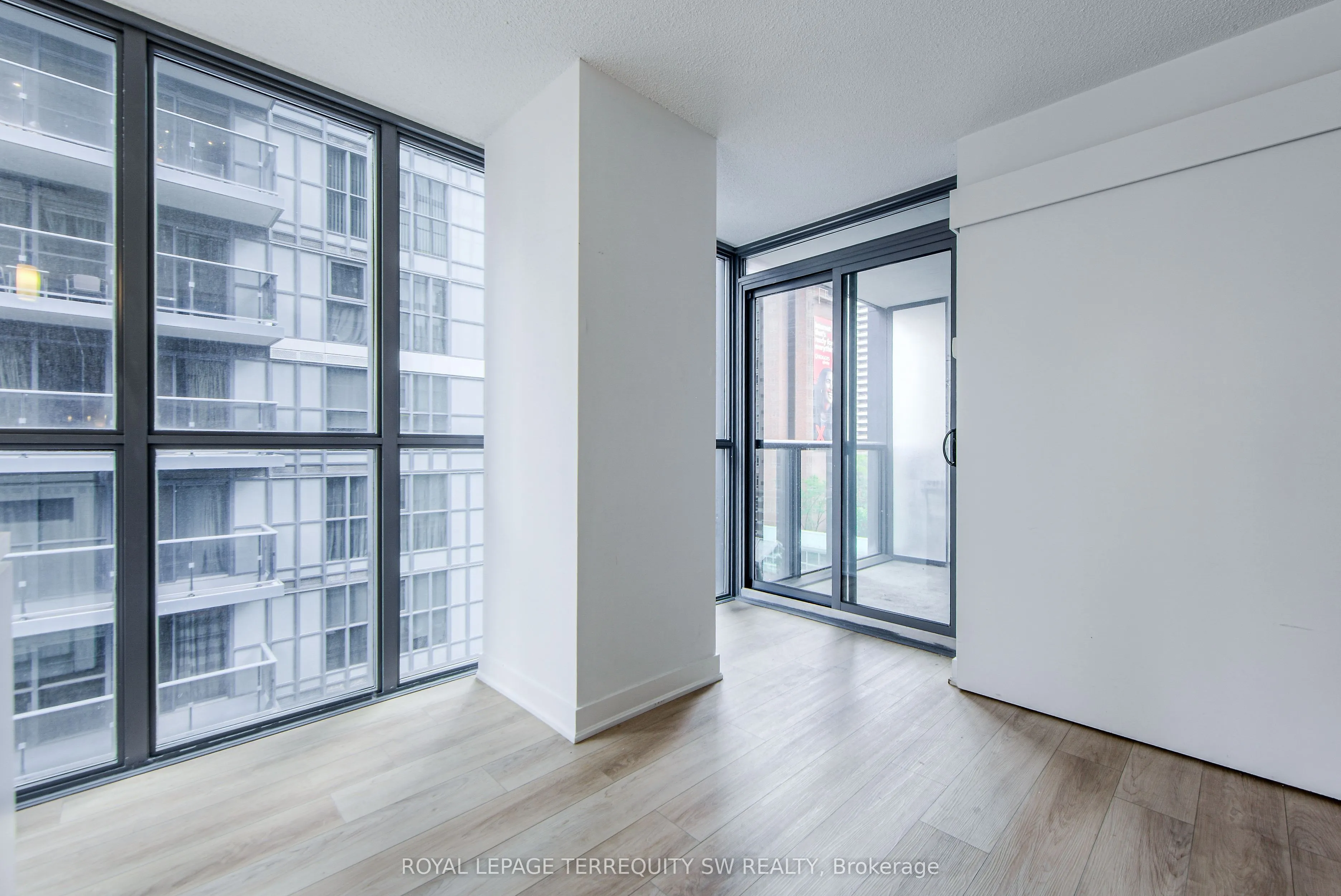 110 Charles Street E, #707