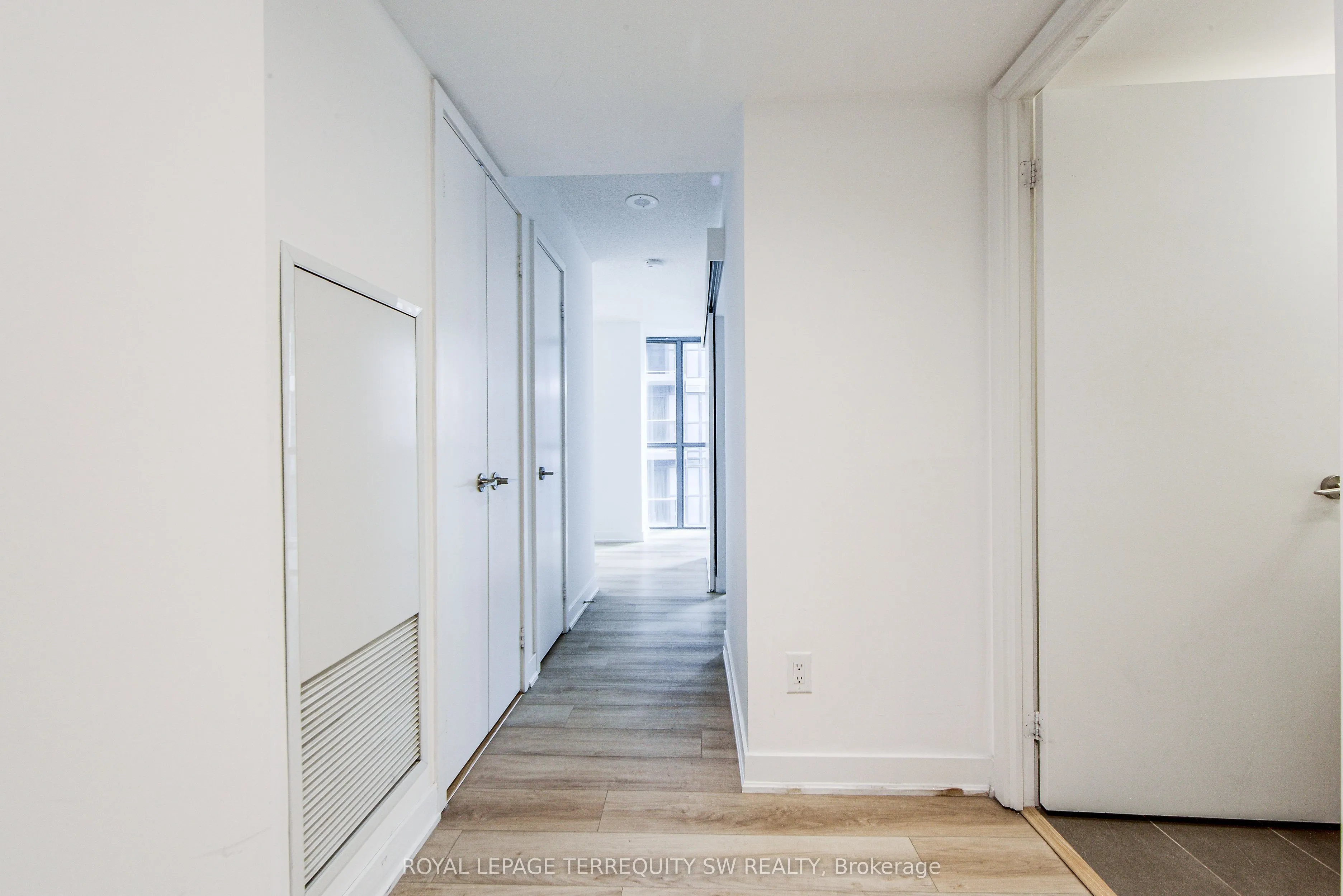 110 Charles Street E, #707