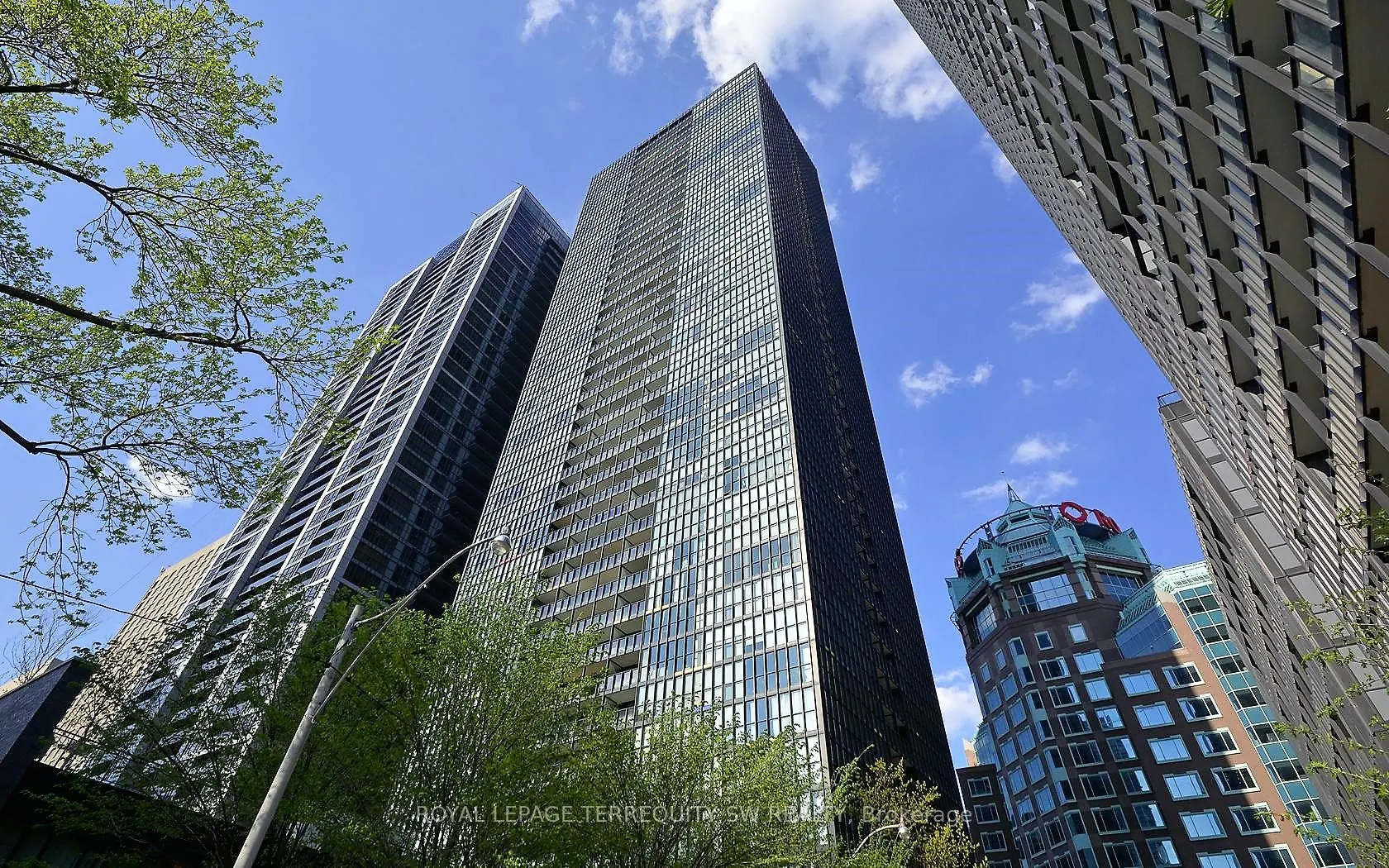 110 Charles Street E, #707