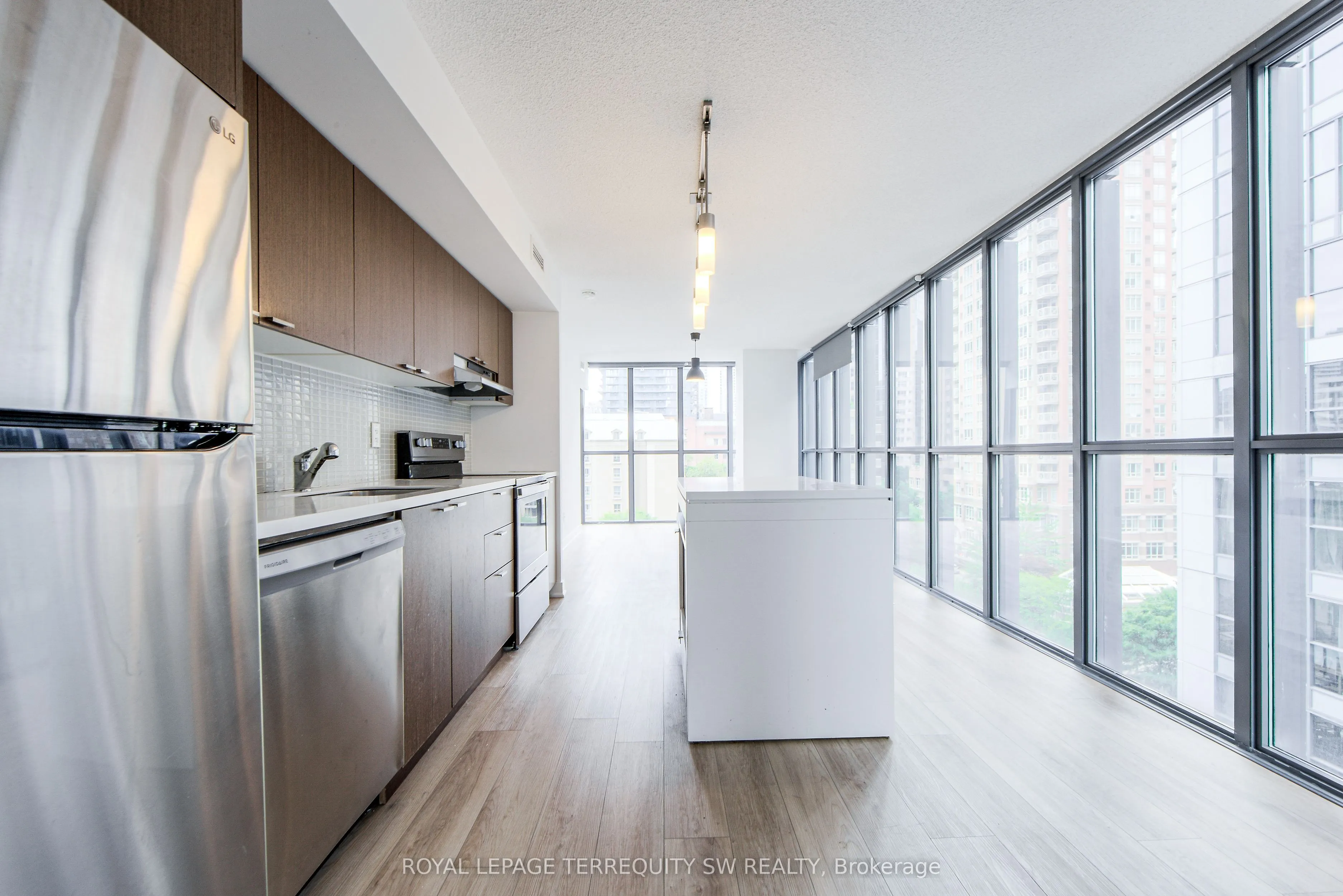 110 Charles Street E, #707