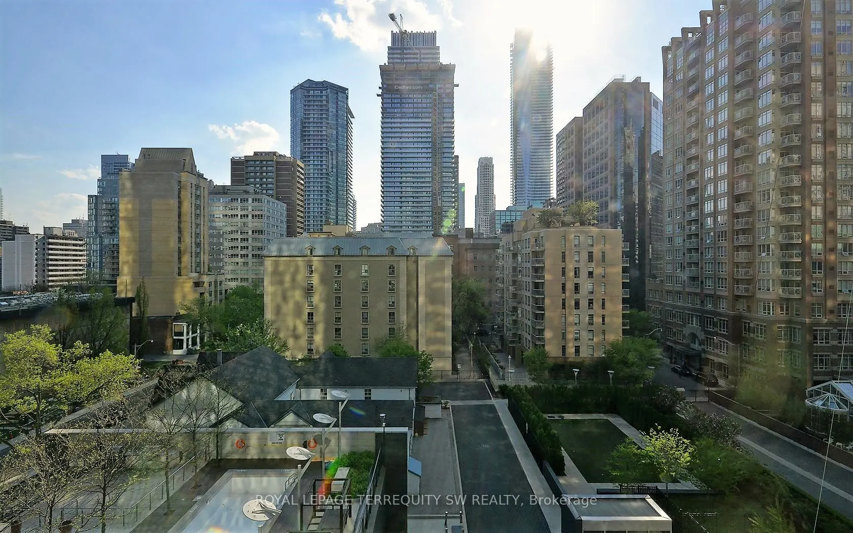 110 Charles Street E, #707