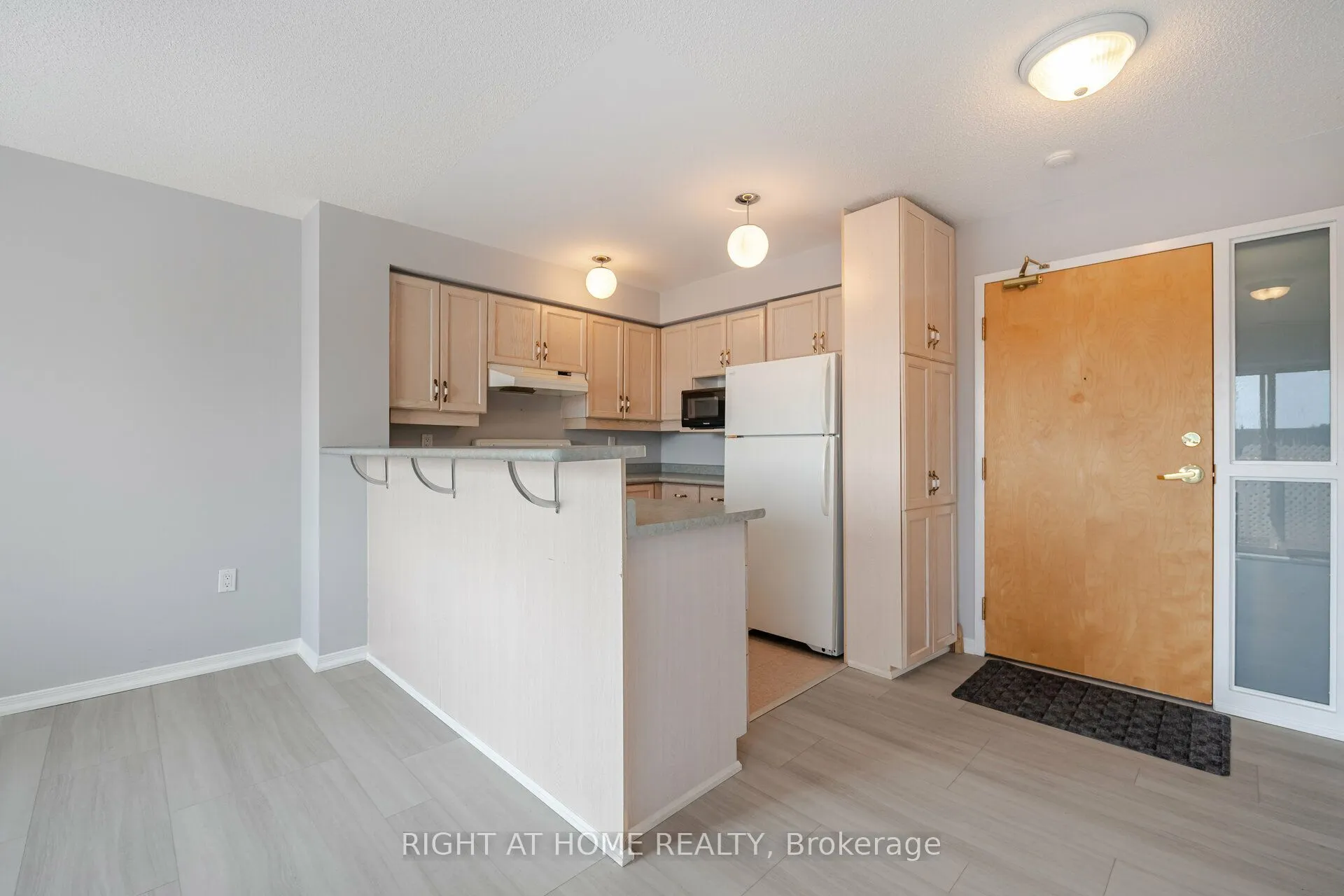 1387 Bayview Avenue E, #306