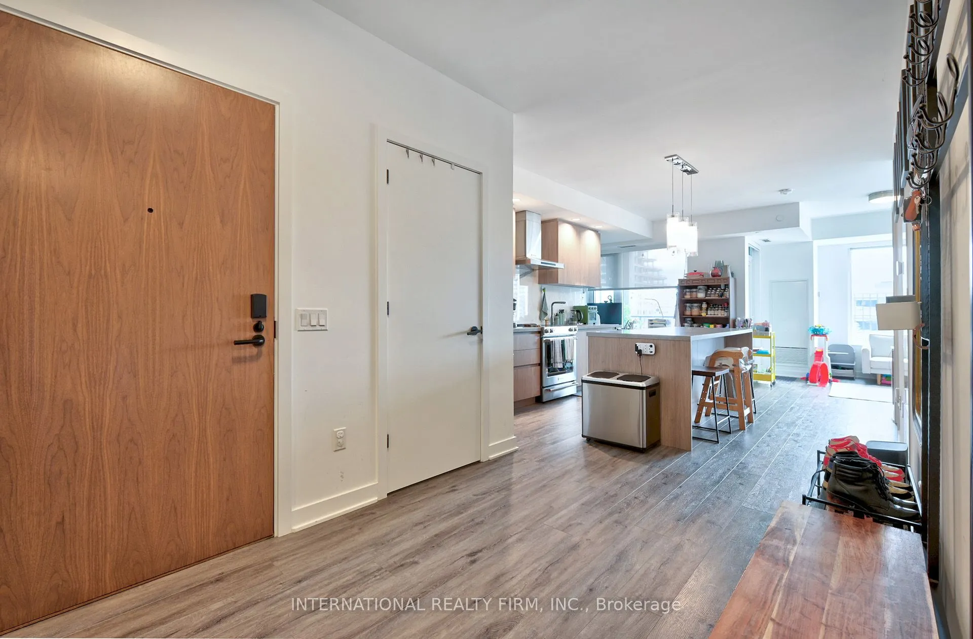 425 Wellington Street W, #912