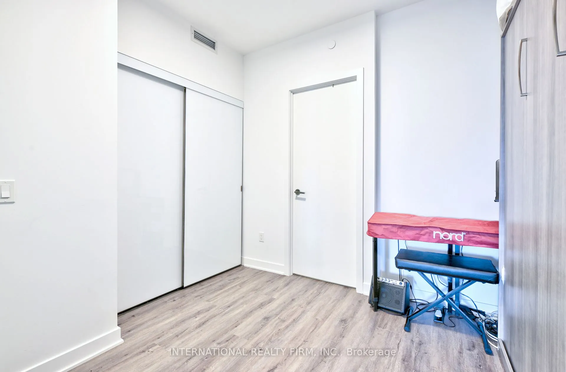 425 Wellington Street W, #912