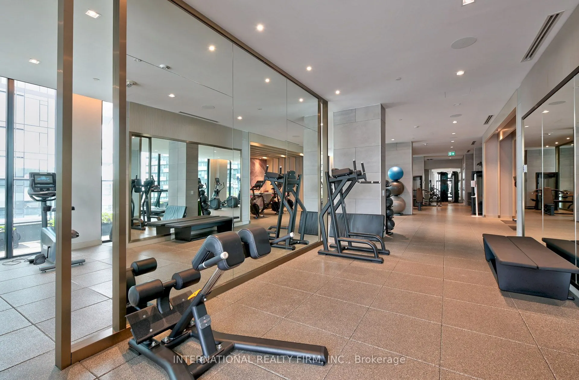 425 Wellington Street W, #912