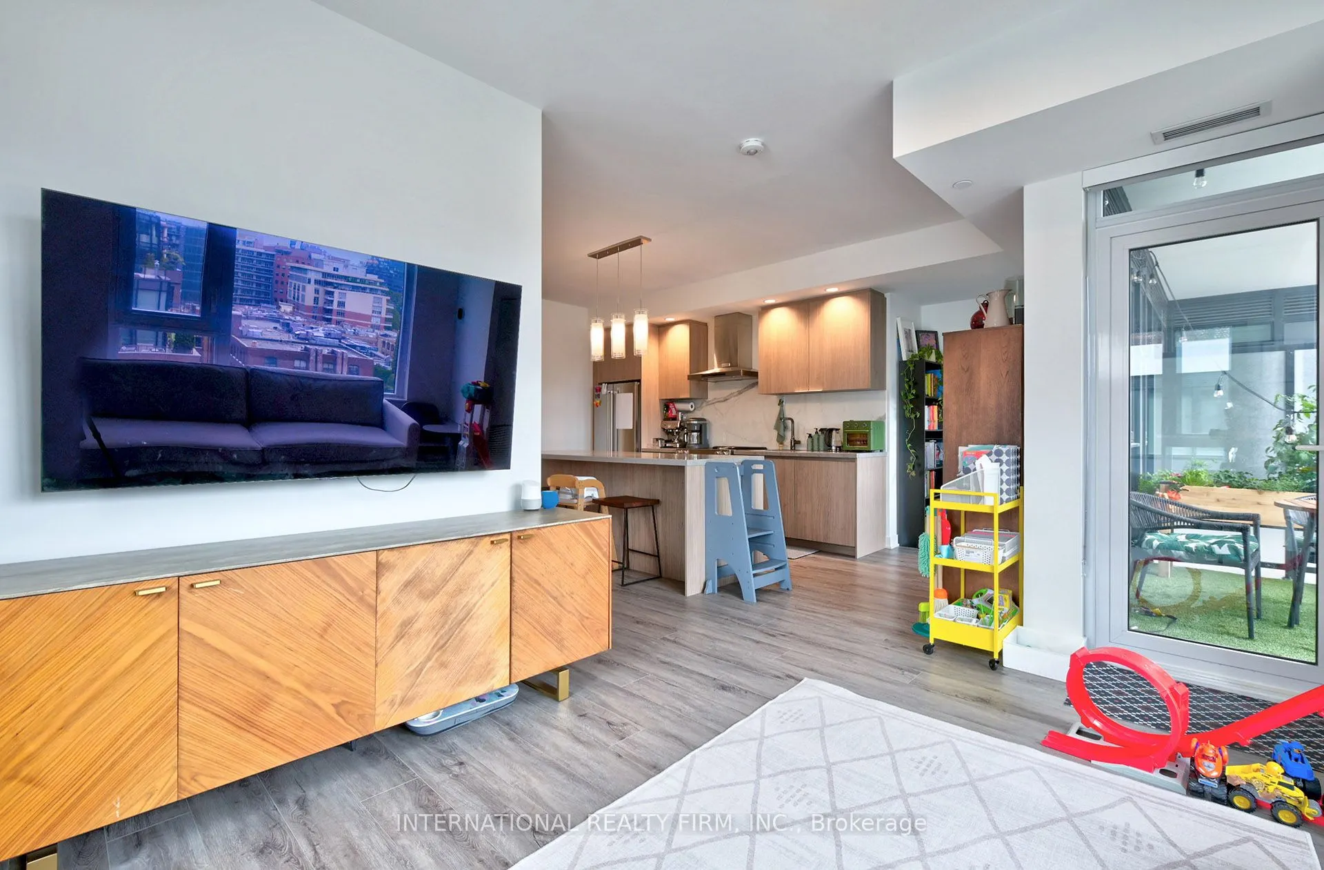 425 Wellington Street W, #912