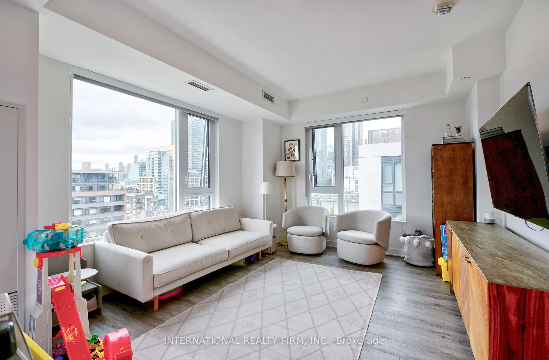 425 Wellington Street W, #912