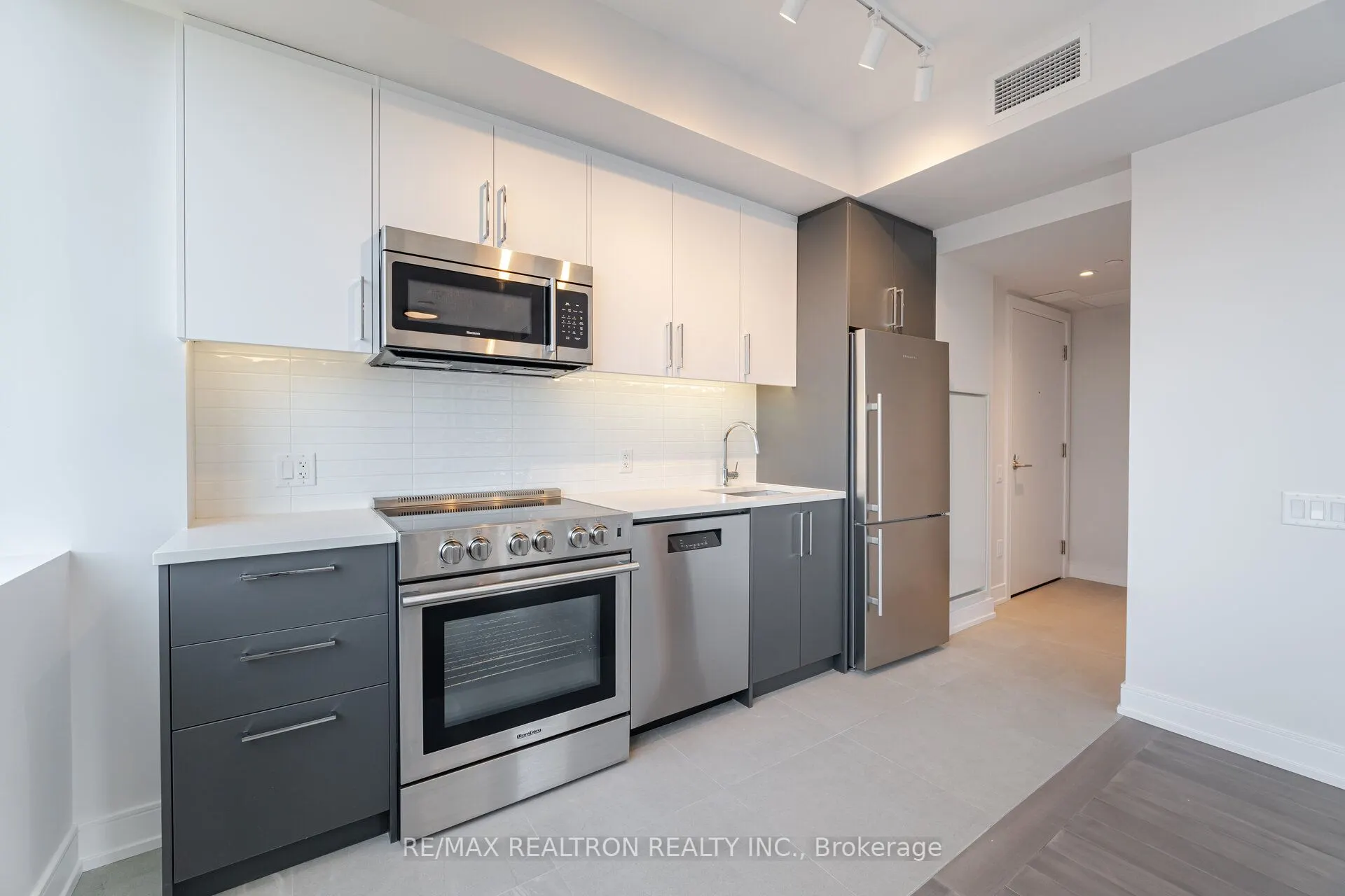 664 Spadina Avenue, #203