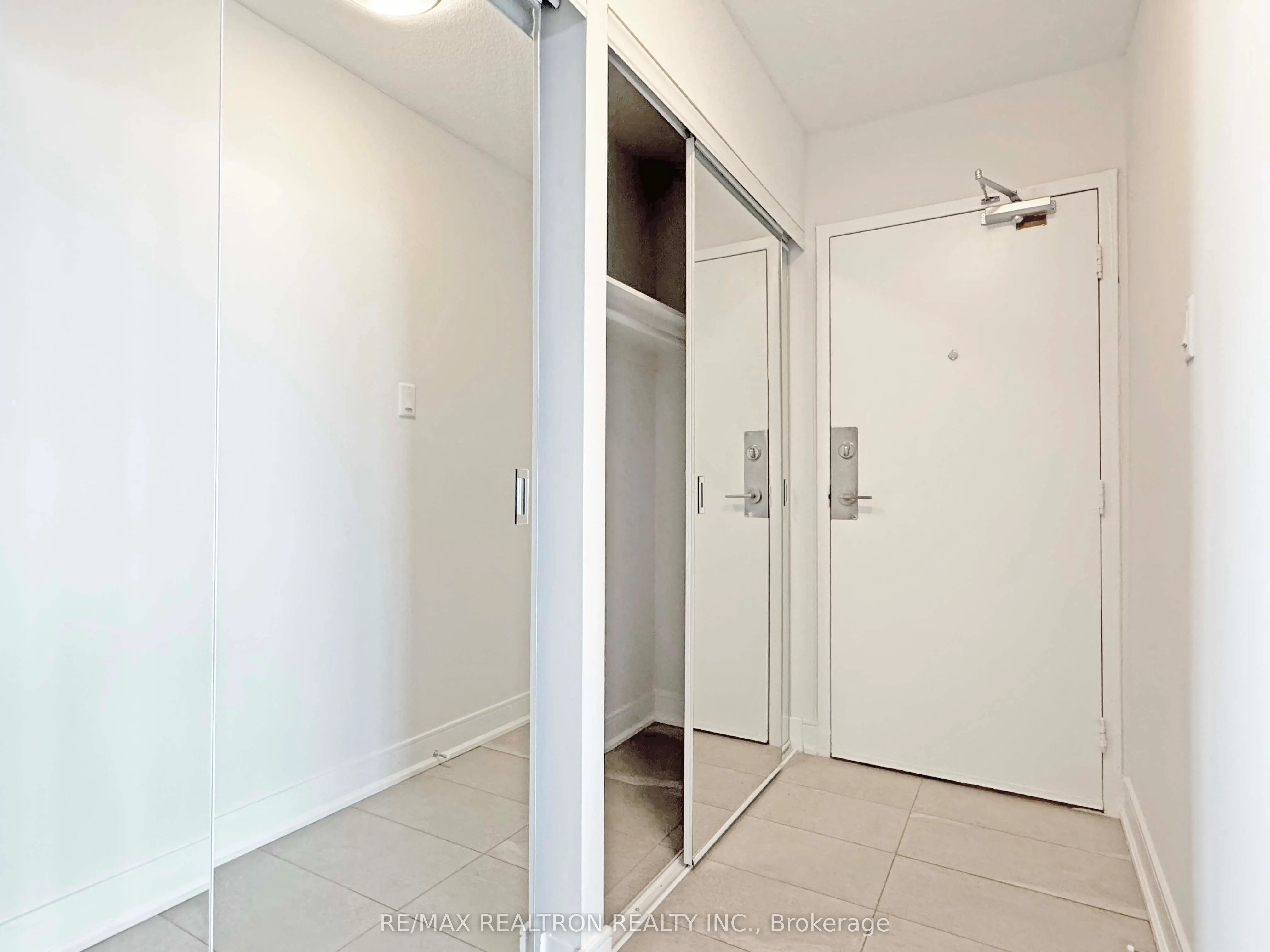 33 Isabella Street, #2714