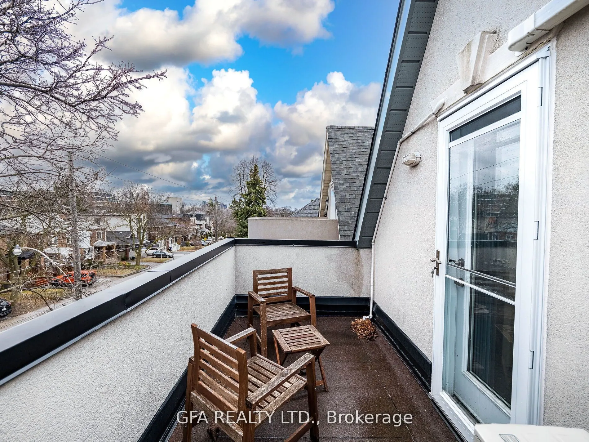 423 Manor Road E