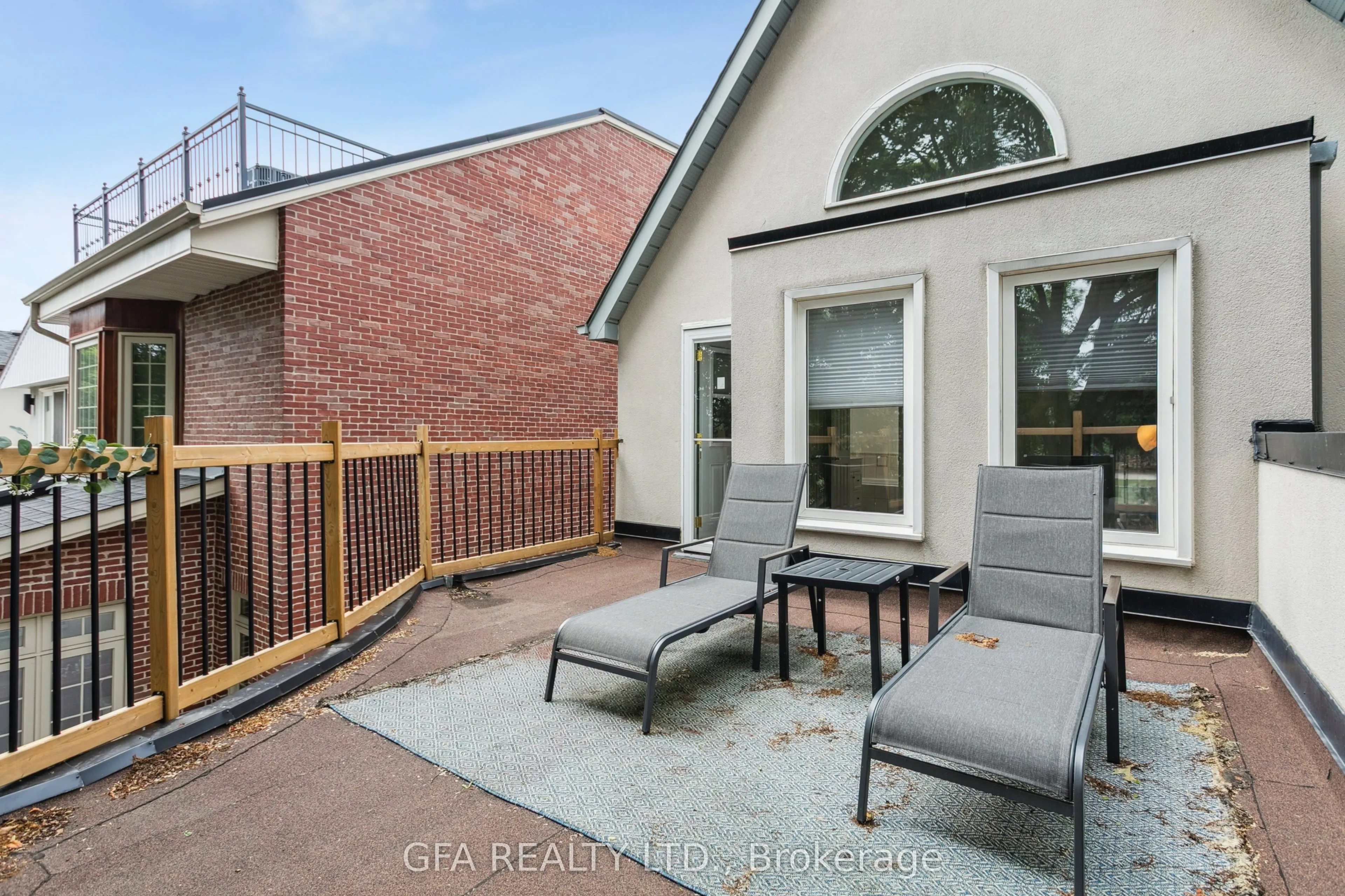 423 Manor Road E