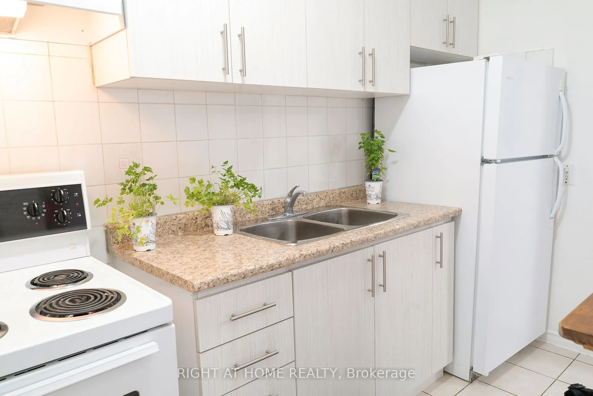 1758 Victoria Park Avenue, #unit 2