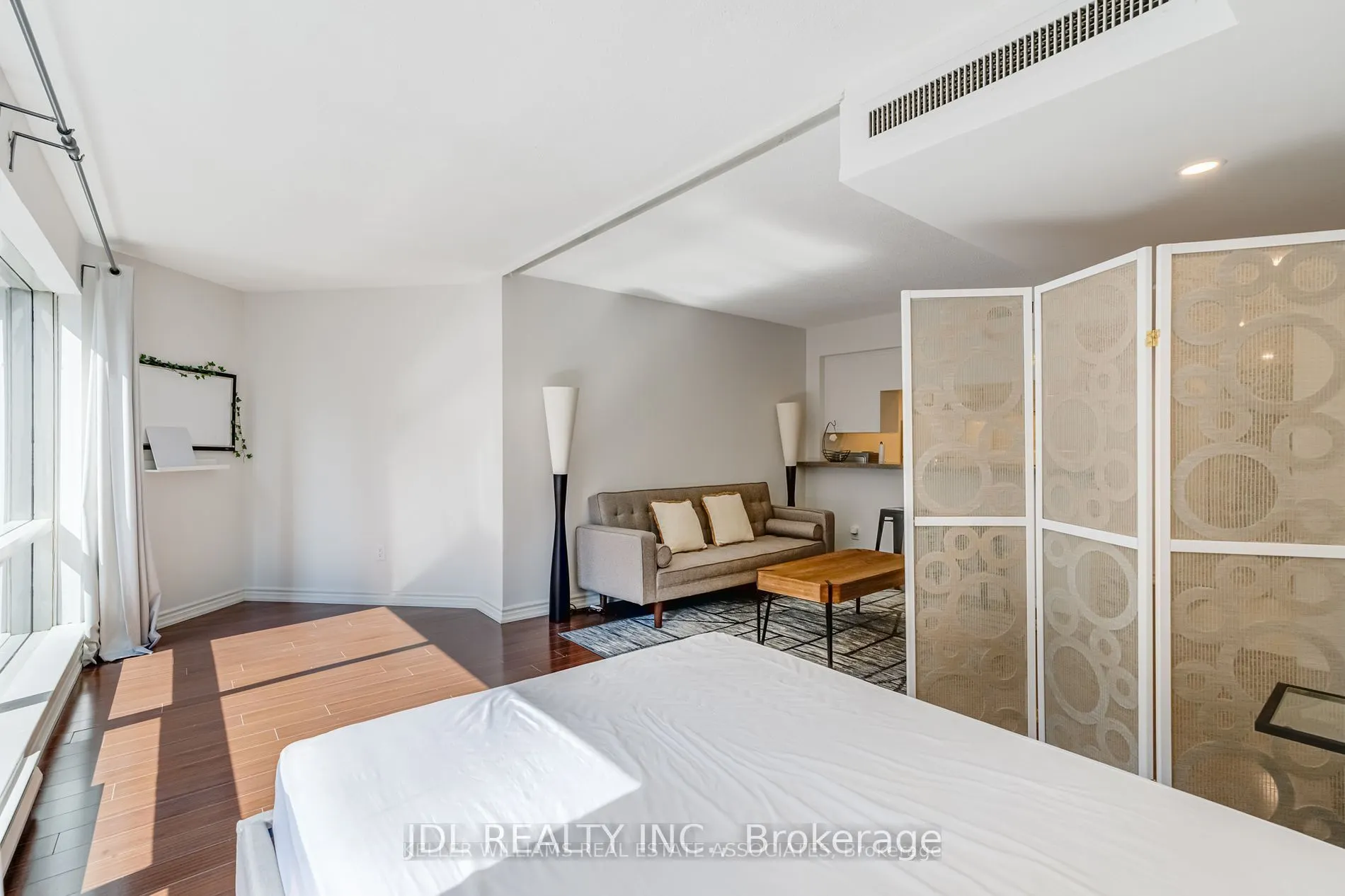 1001 Bay Street, #513
