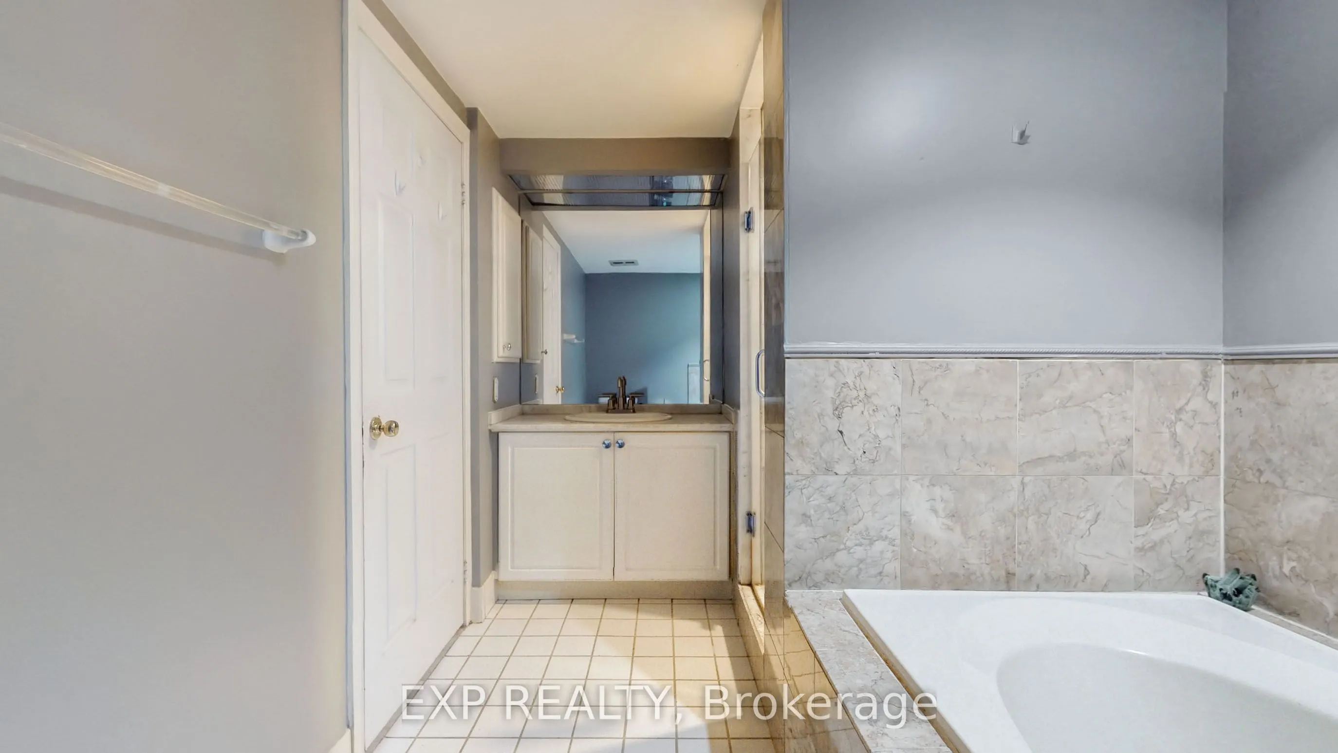 71 Simcoe Street, #1204
