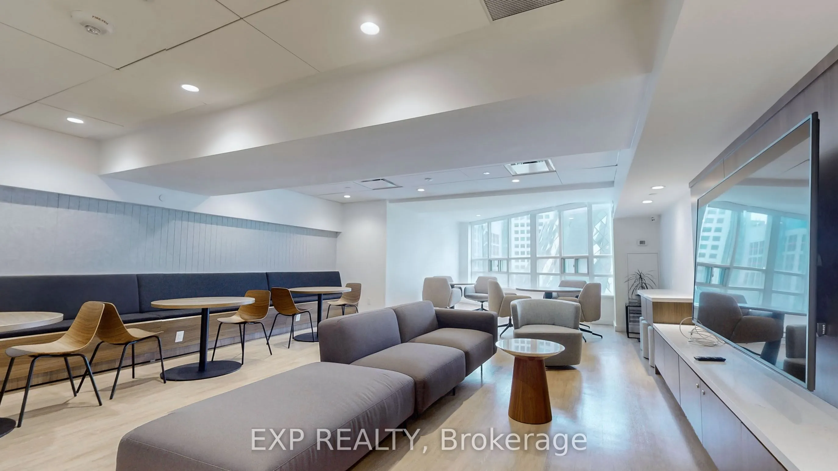 71 Simcoe Street, #1204
