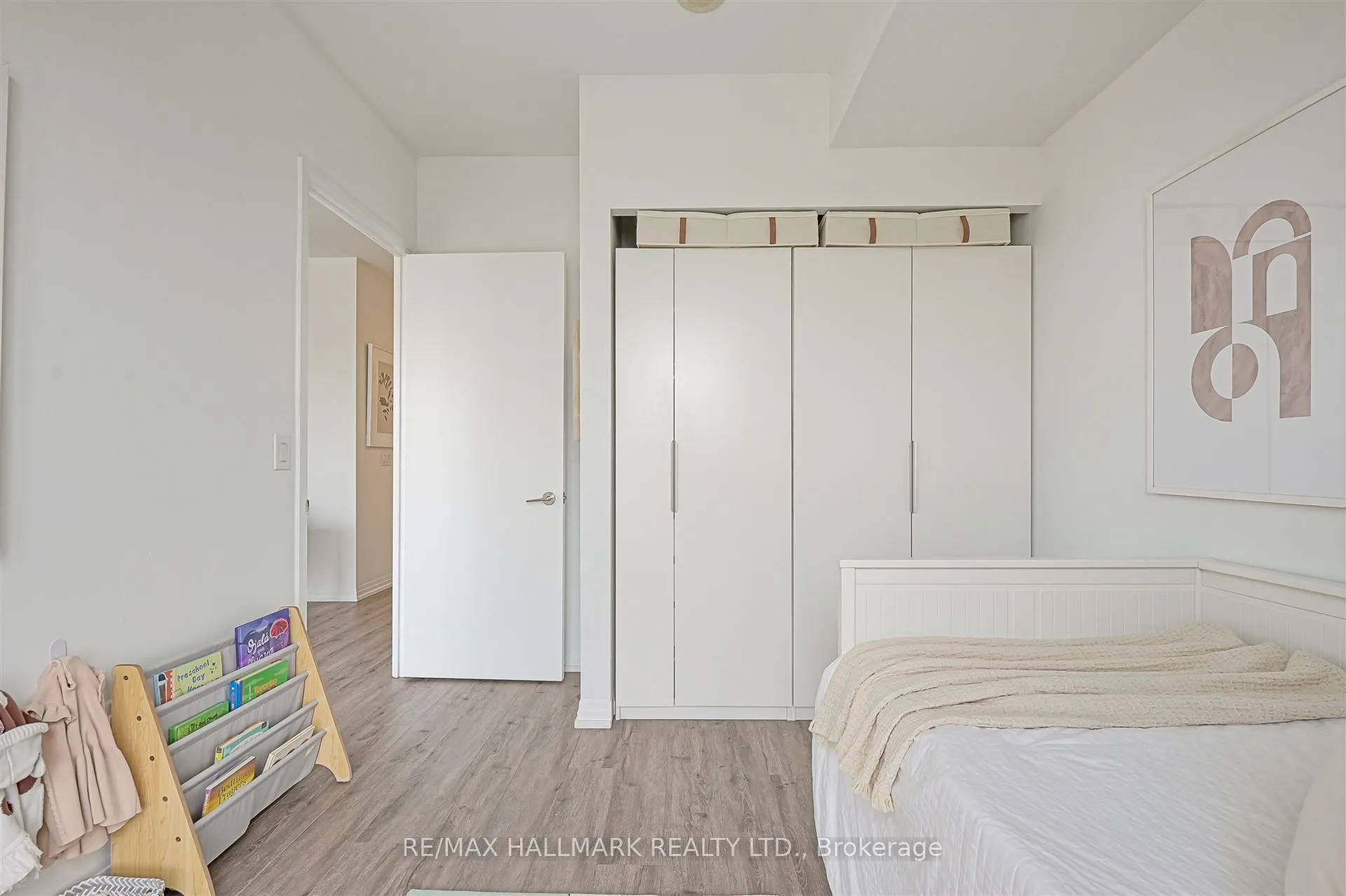 25 Cole Street, #1201