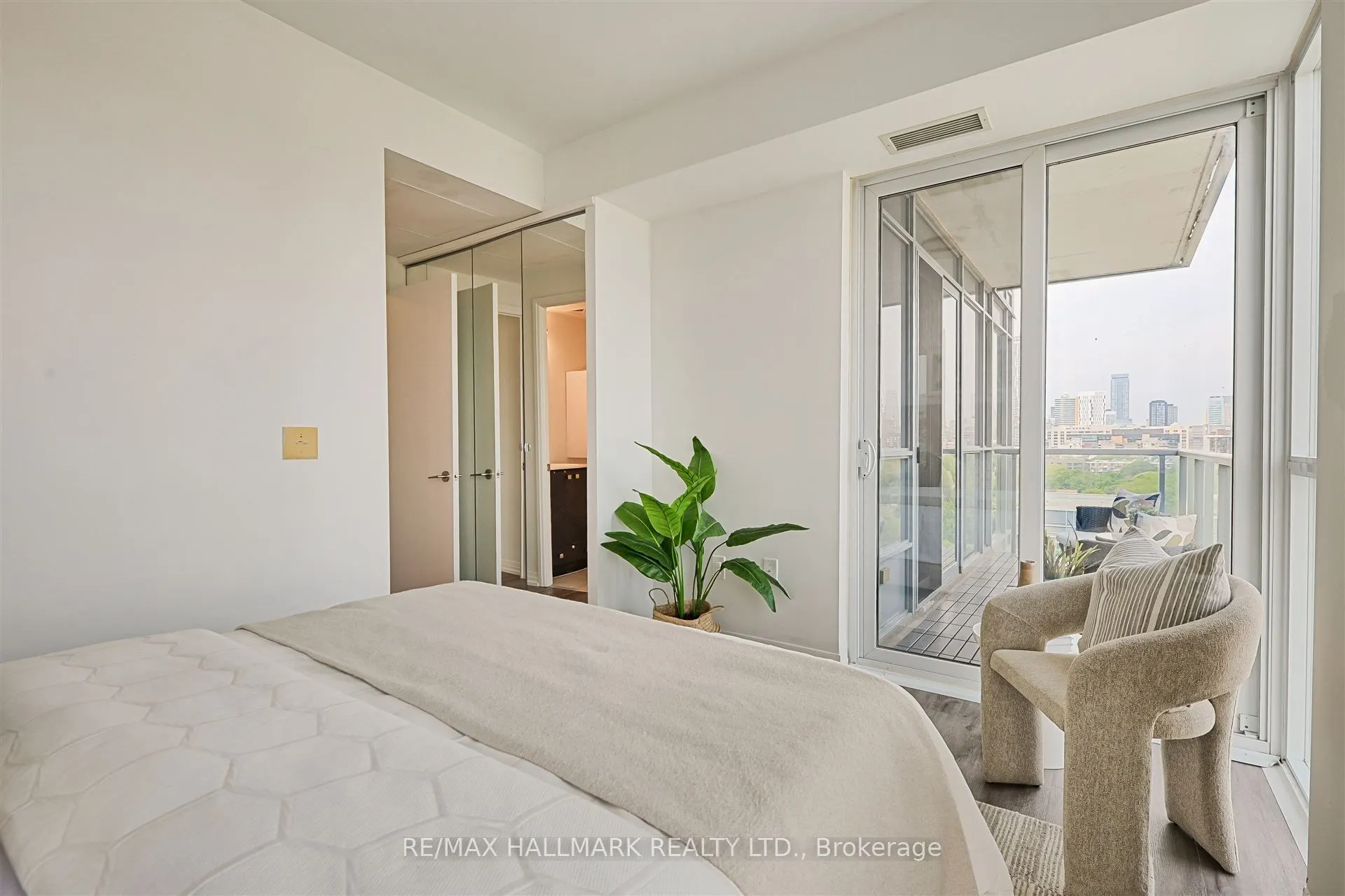25 Cole Street, #1201