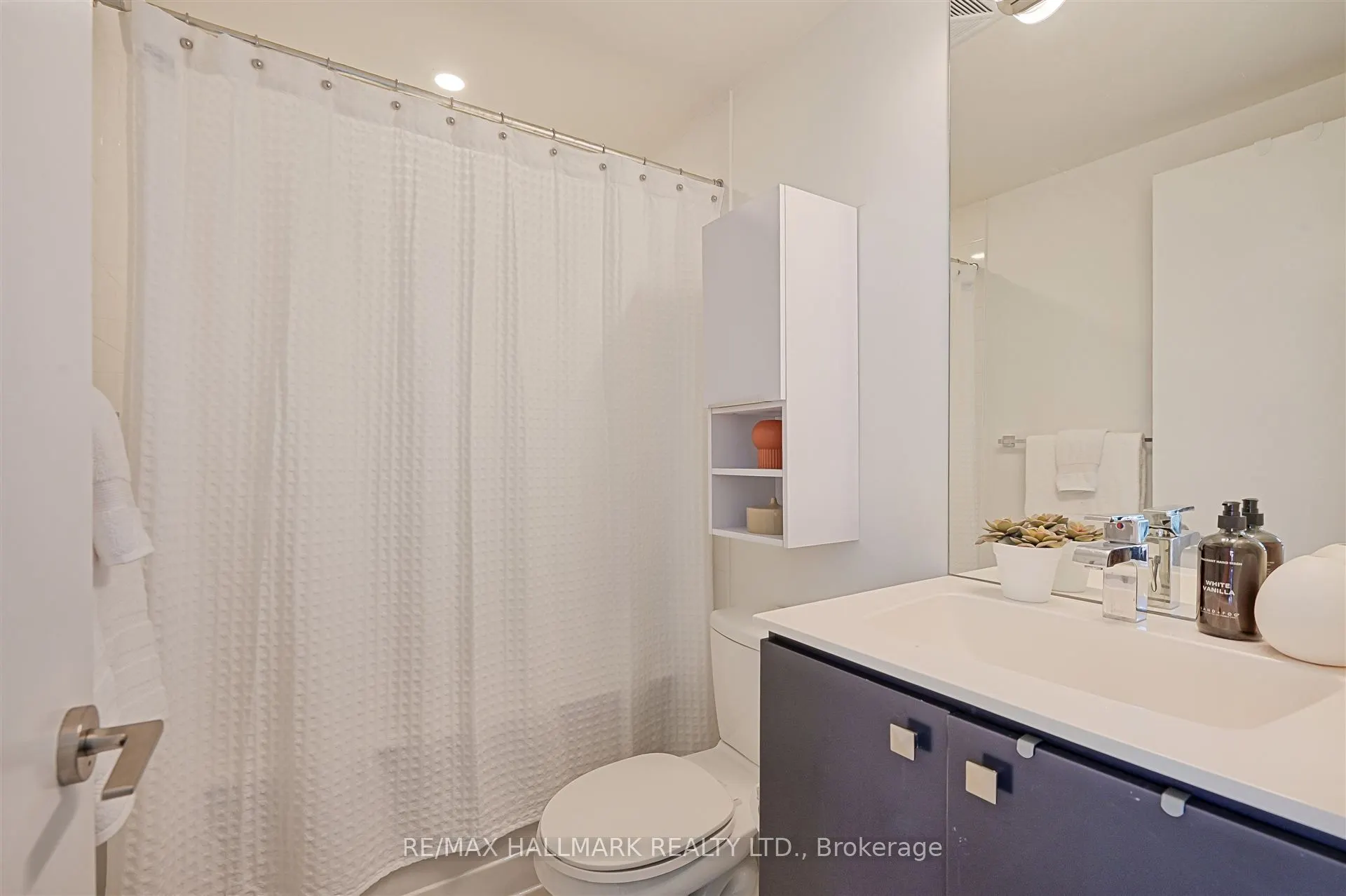 25 Cole Street, #1201
