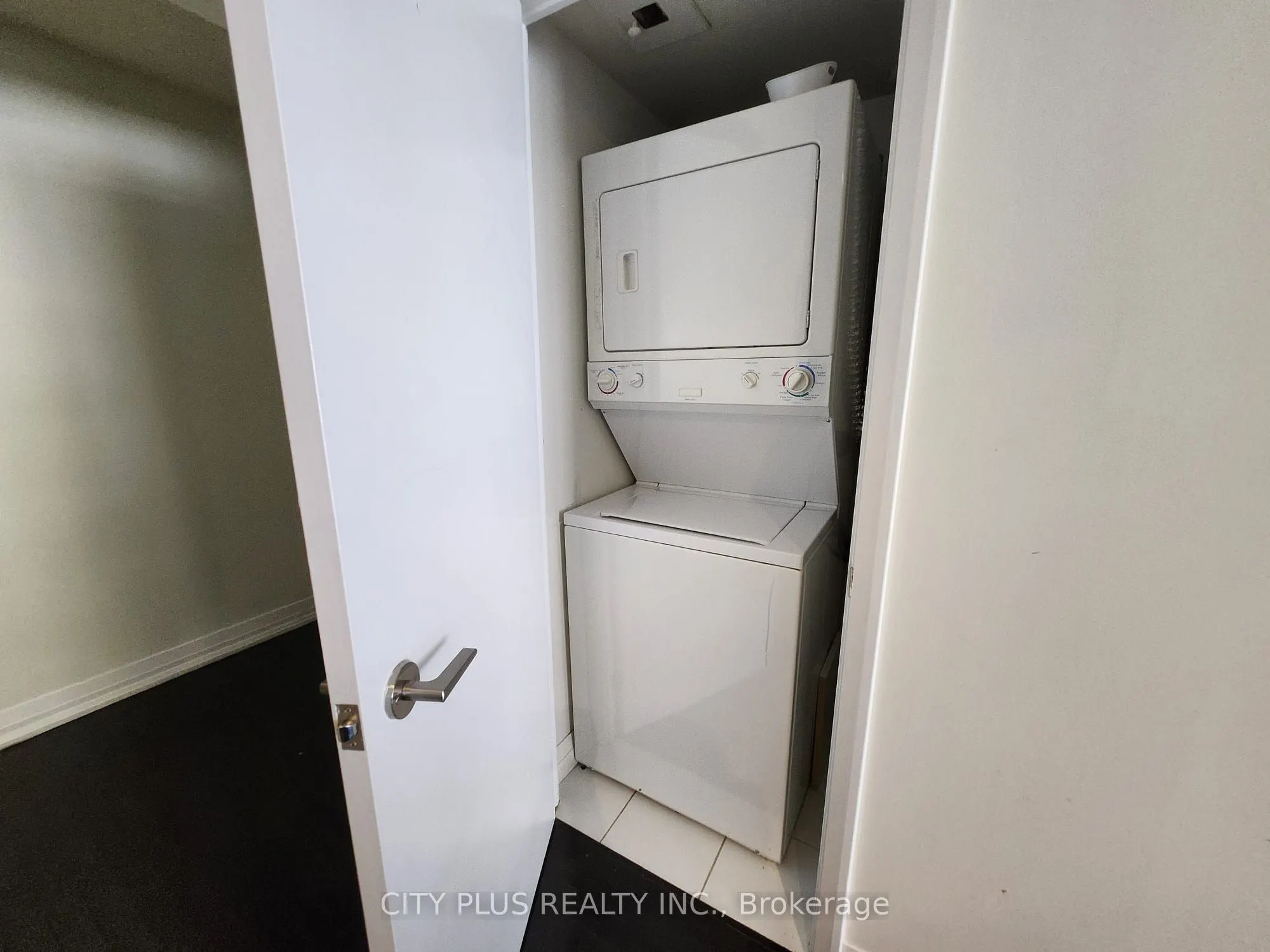 25 Carlton Street, #1810