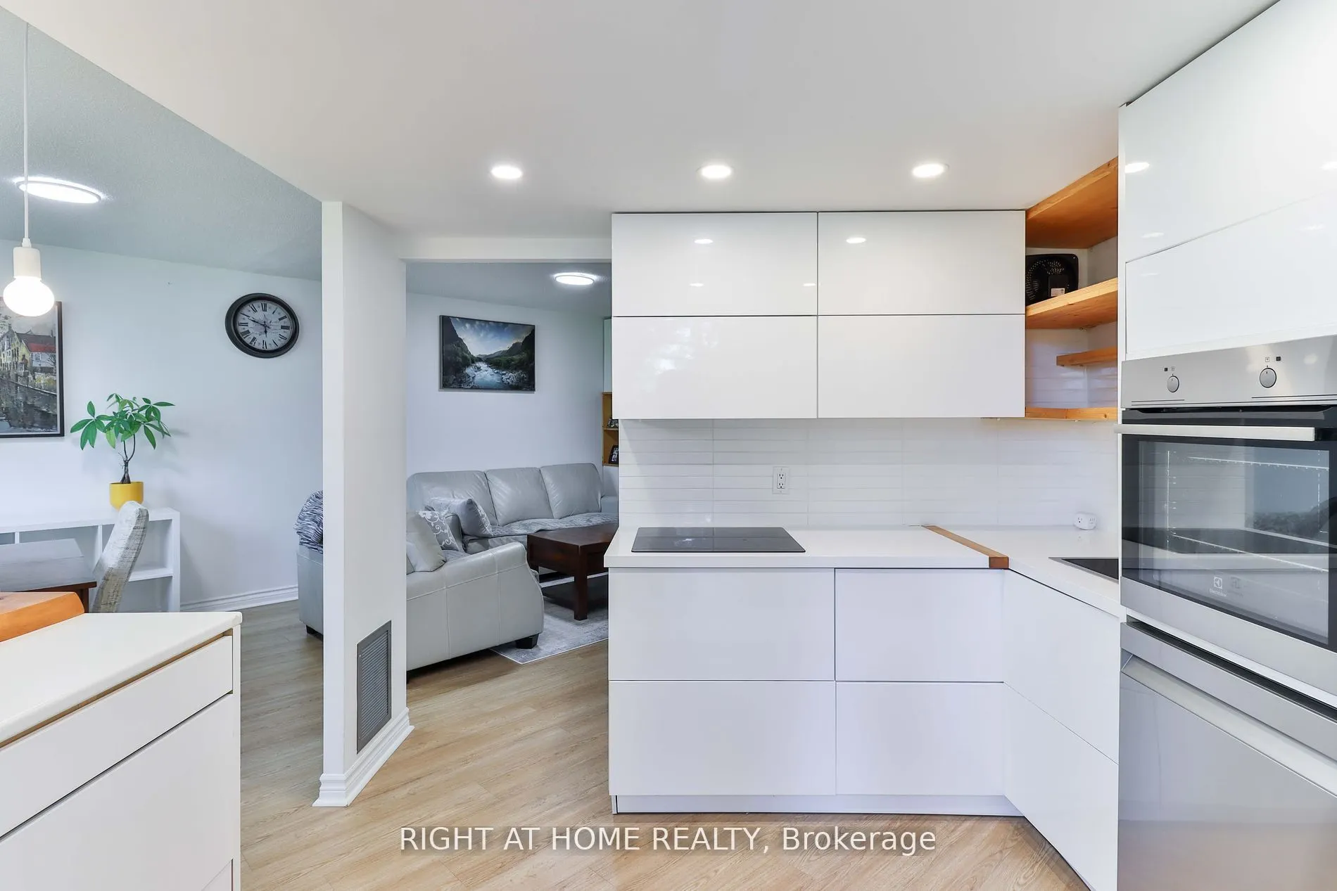 1210 Don Mills Road, #206