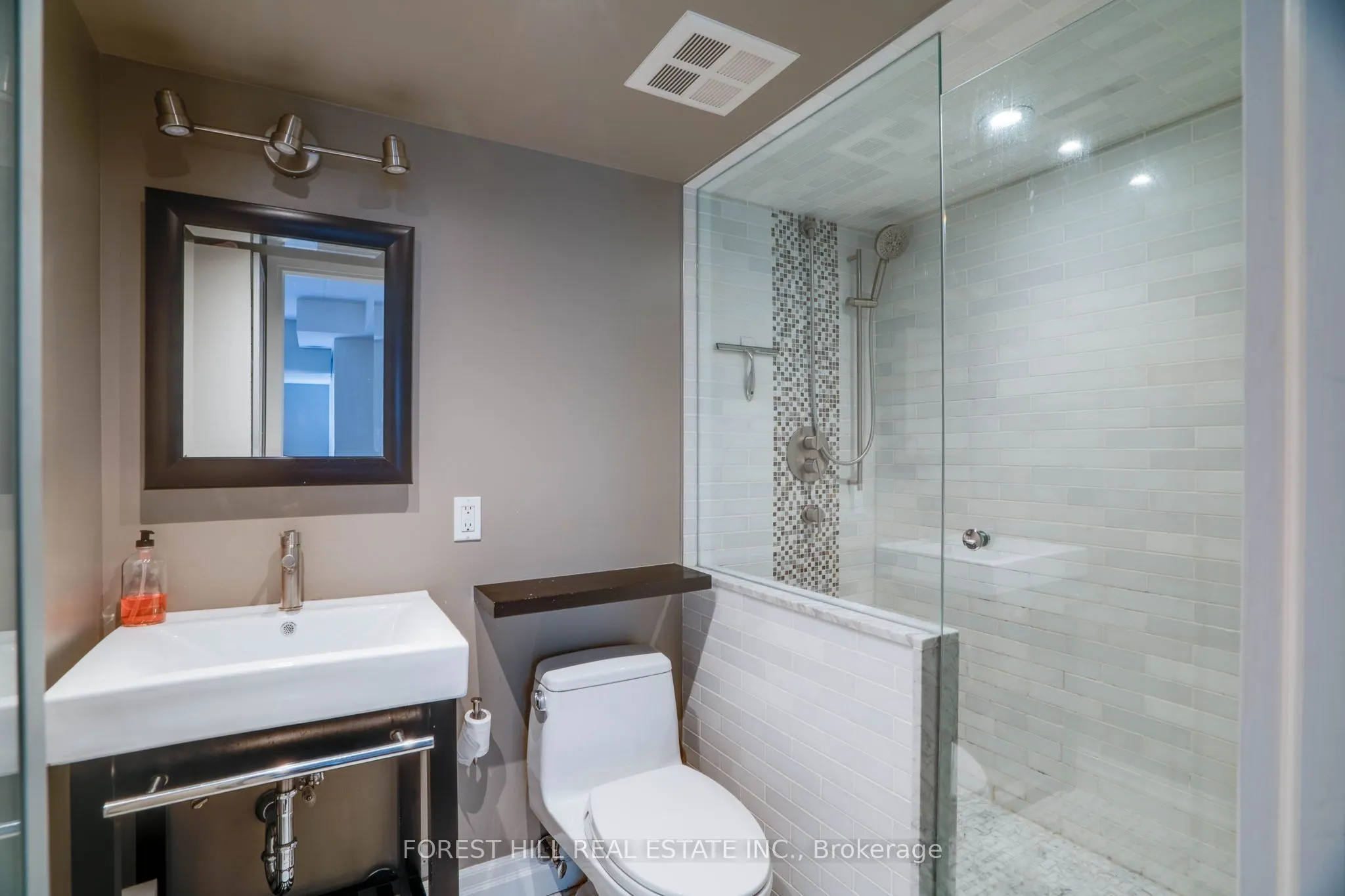 1174 Yonge Street, #203