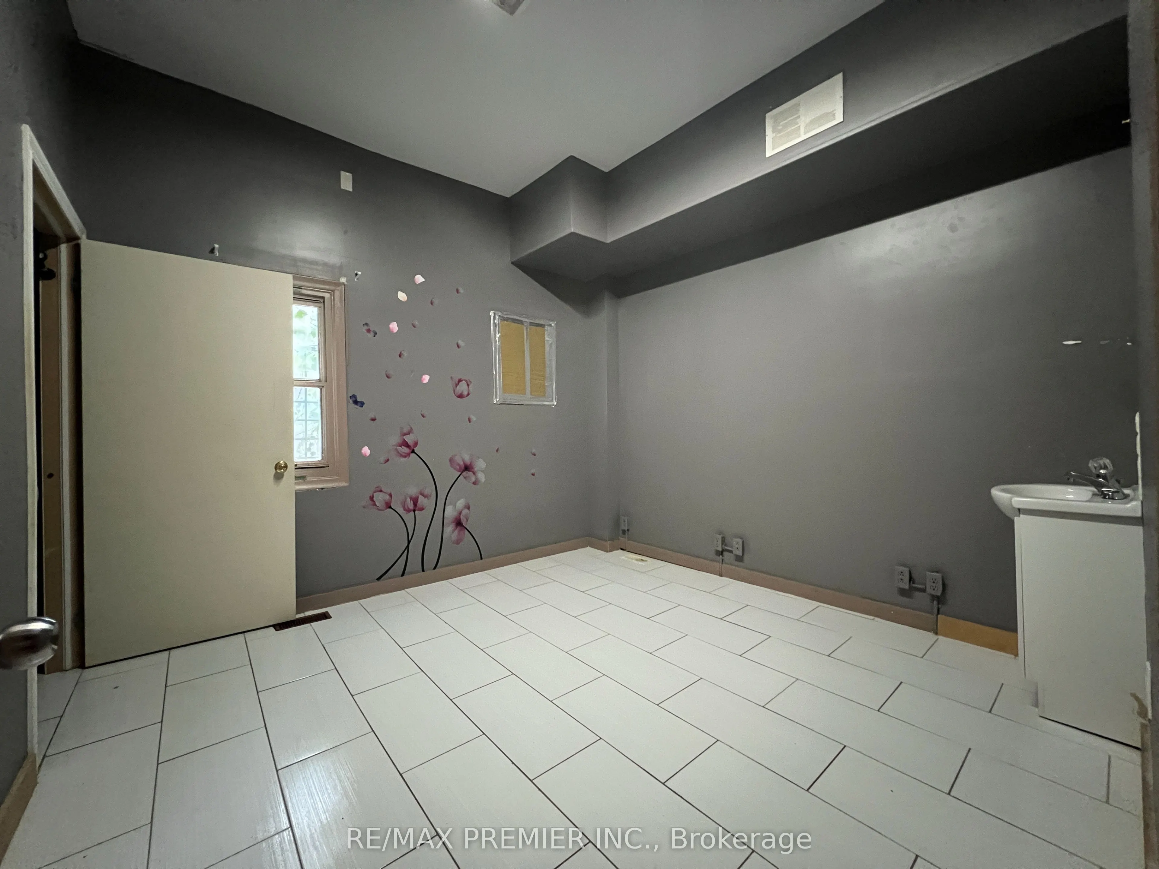 879 Sheppard Avenue W, ##1