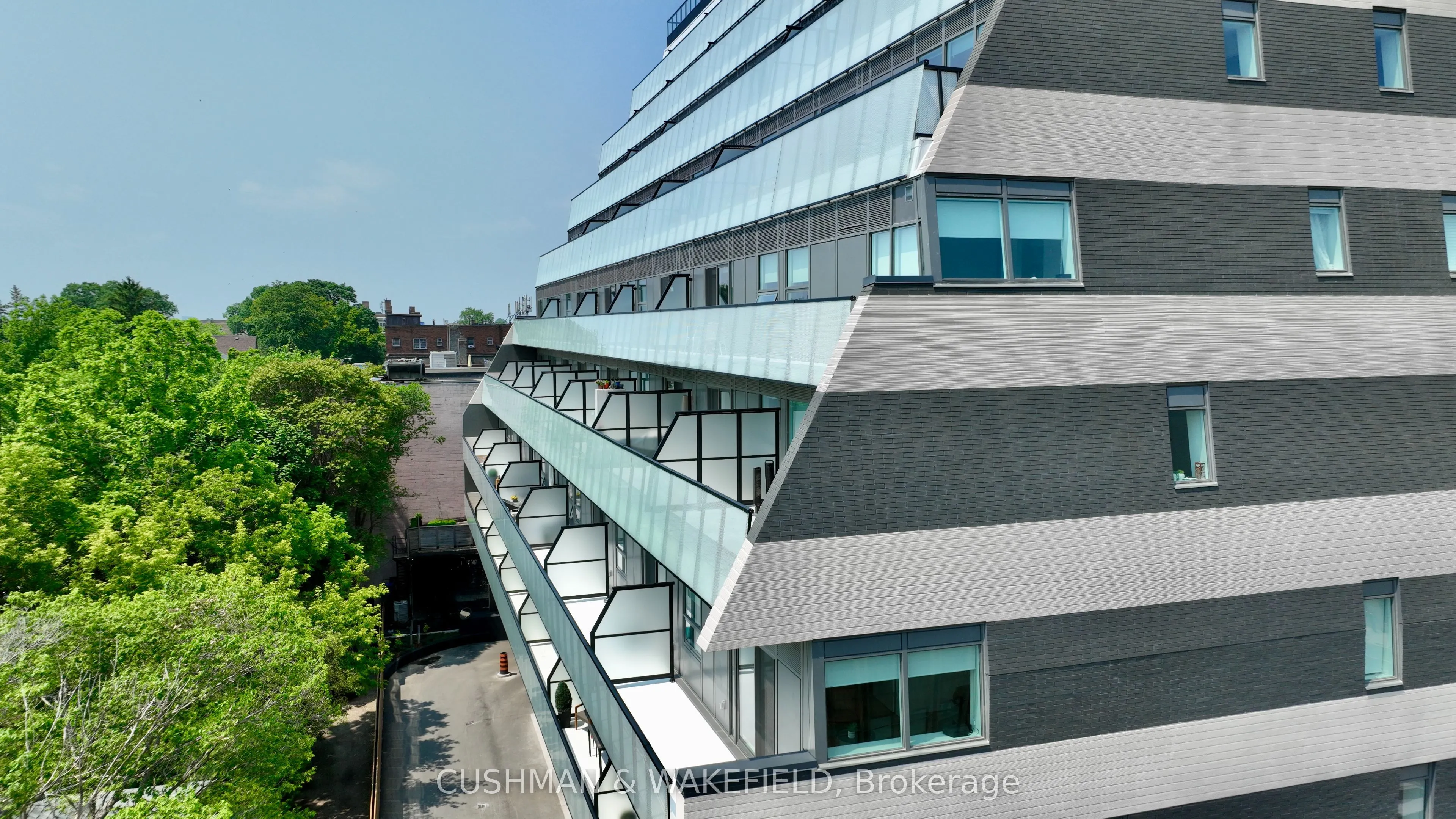 861 St. Clair Avenue W