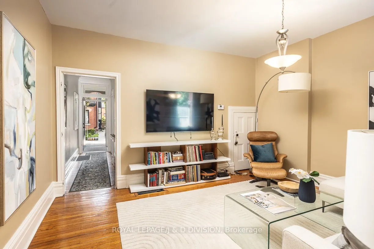 16 Boswell Avenue