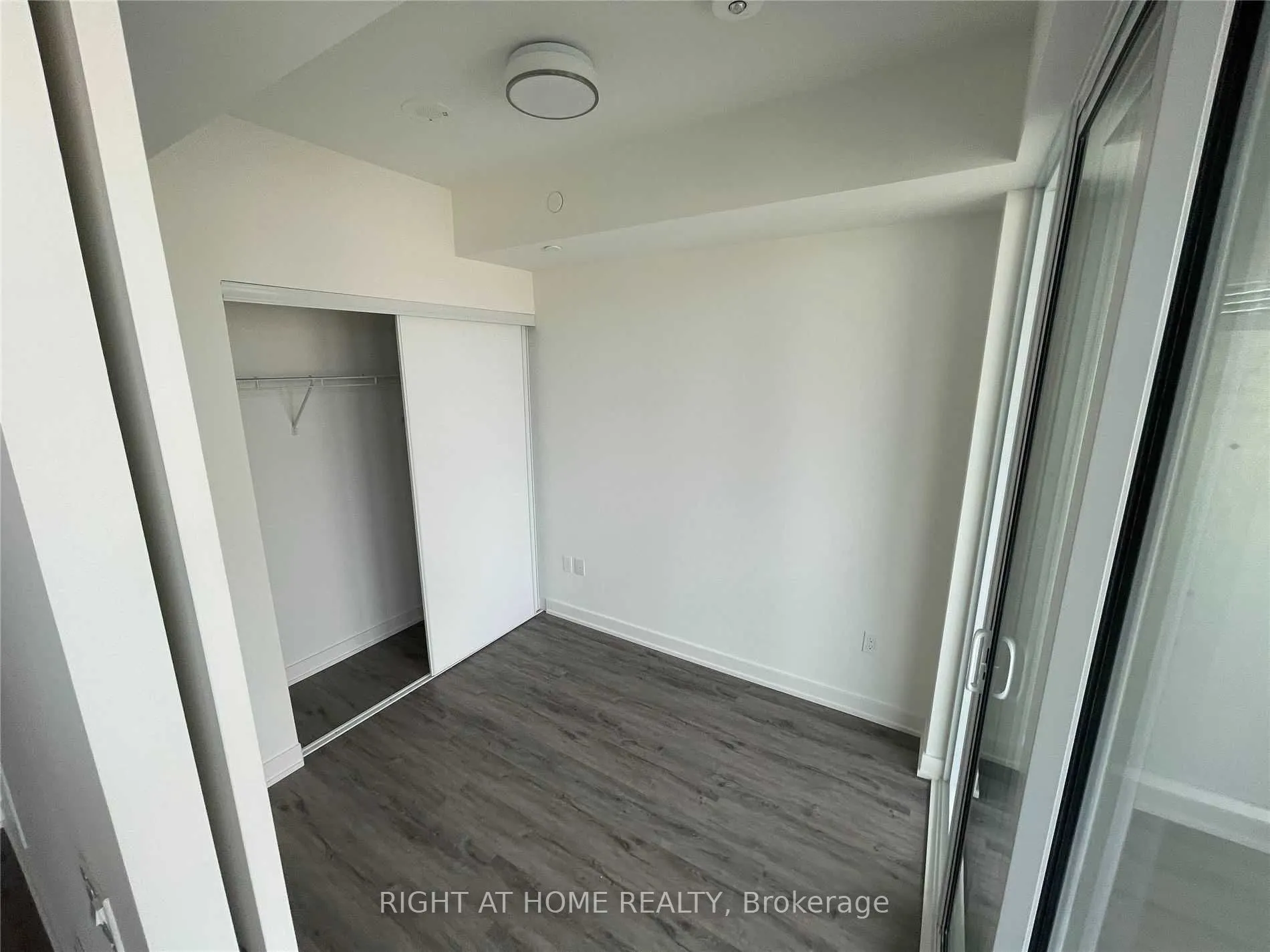 15 Queens Quay E, #1307