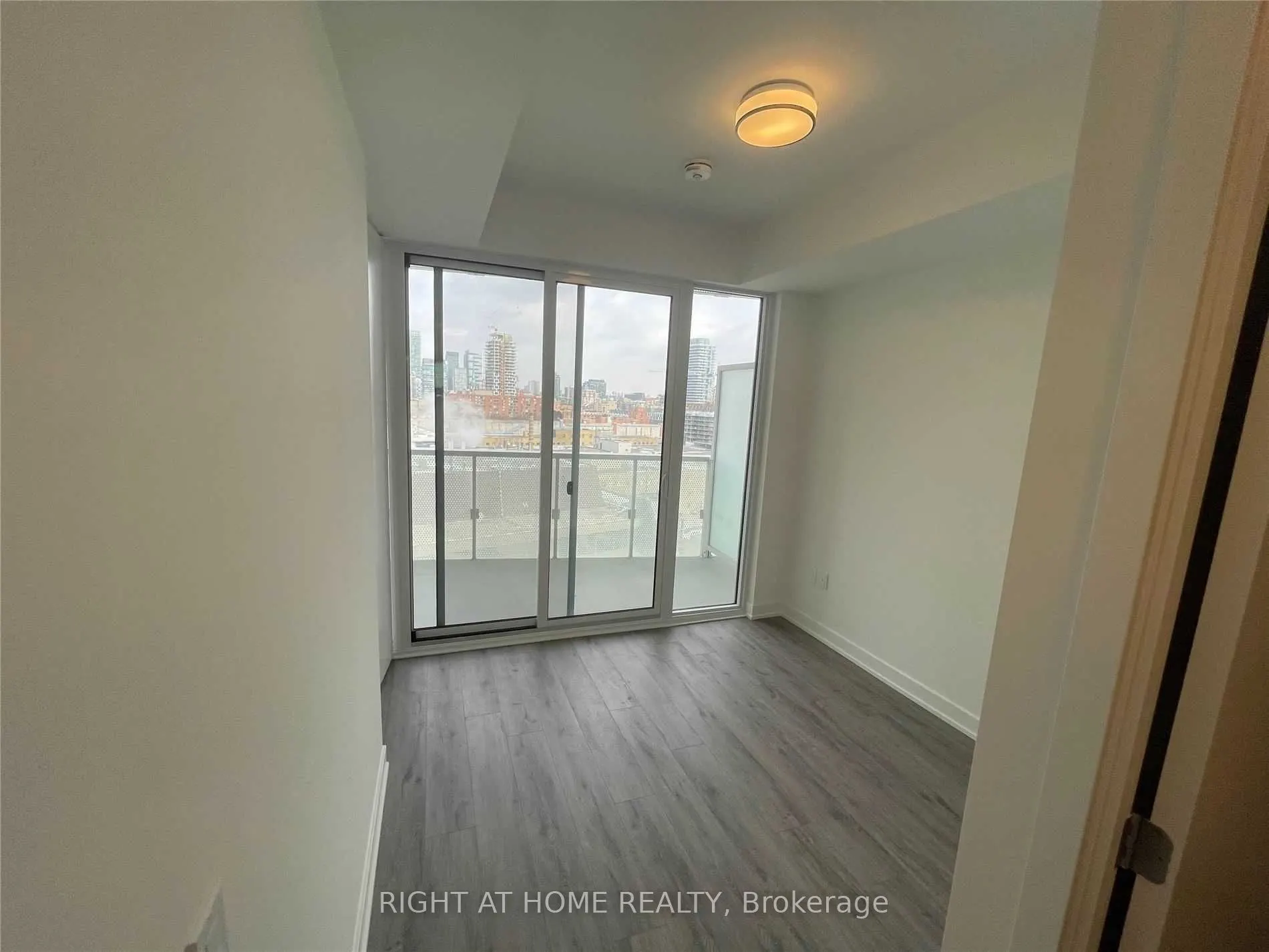 15 Queens Quay E, #1307
