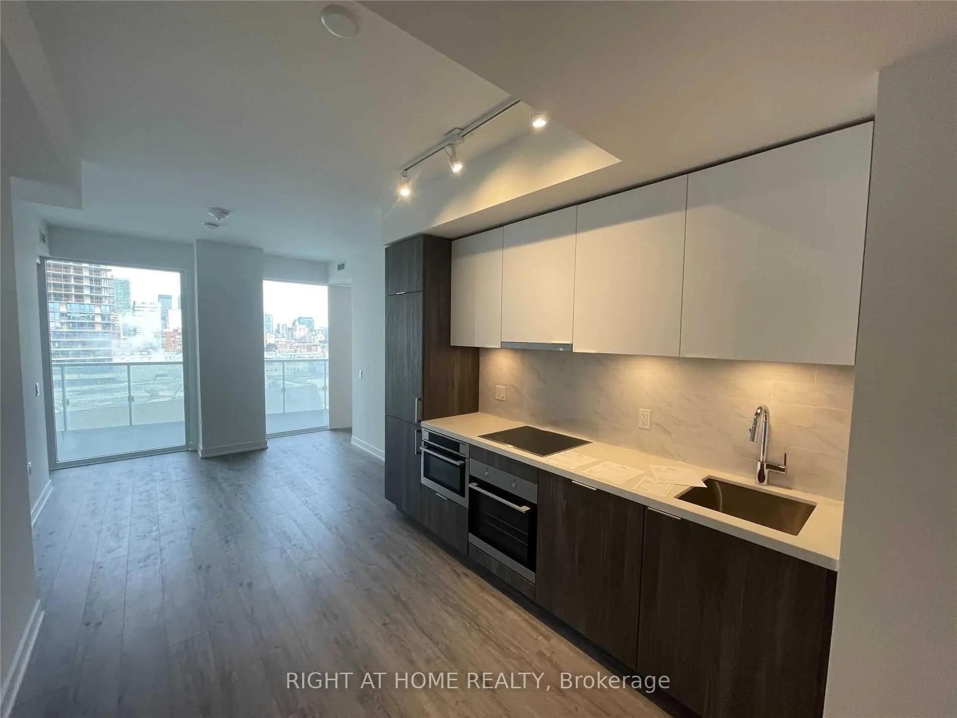 15 Queens Quay E, #1307