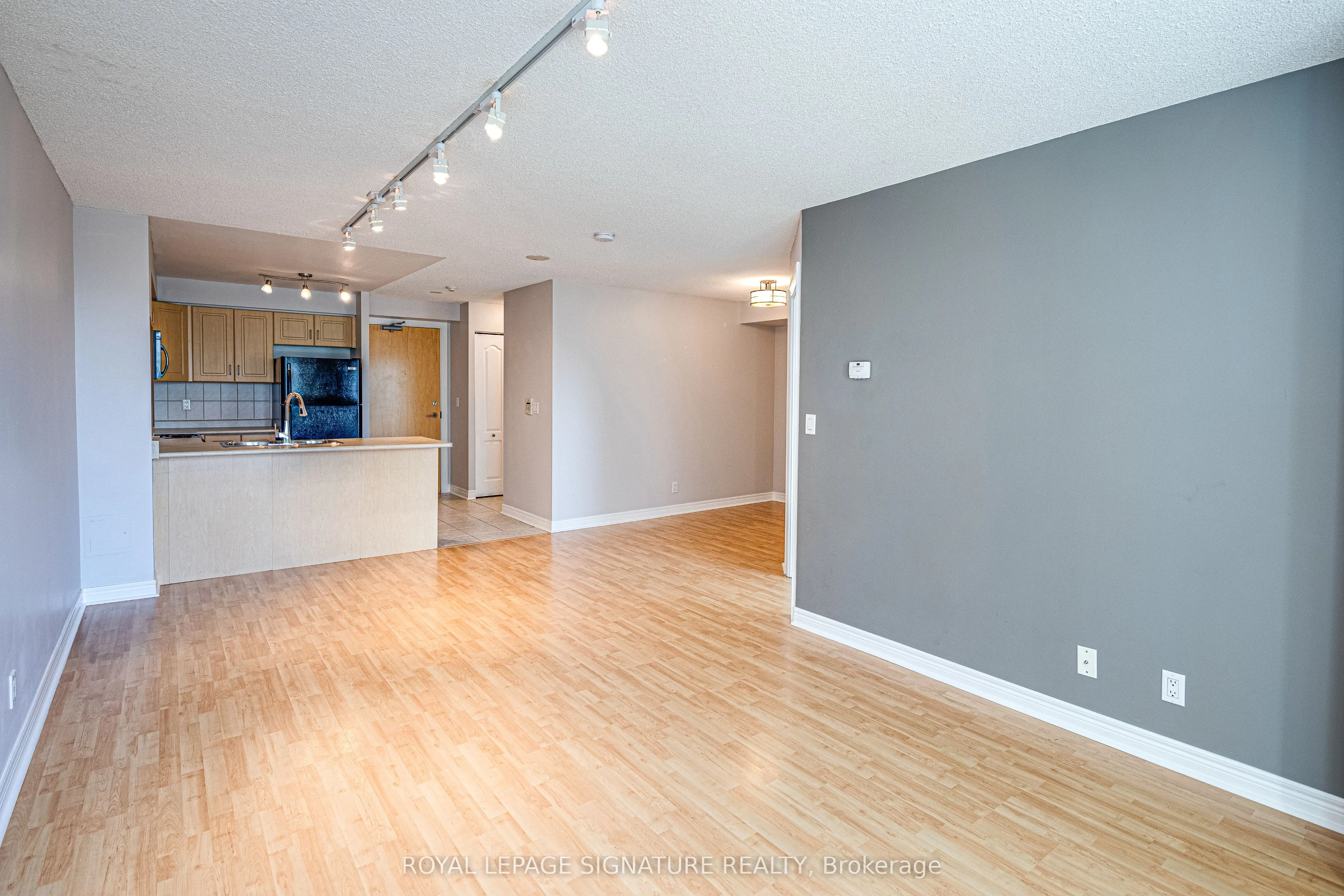 212 Eglinton Avenue, #402