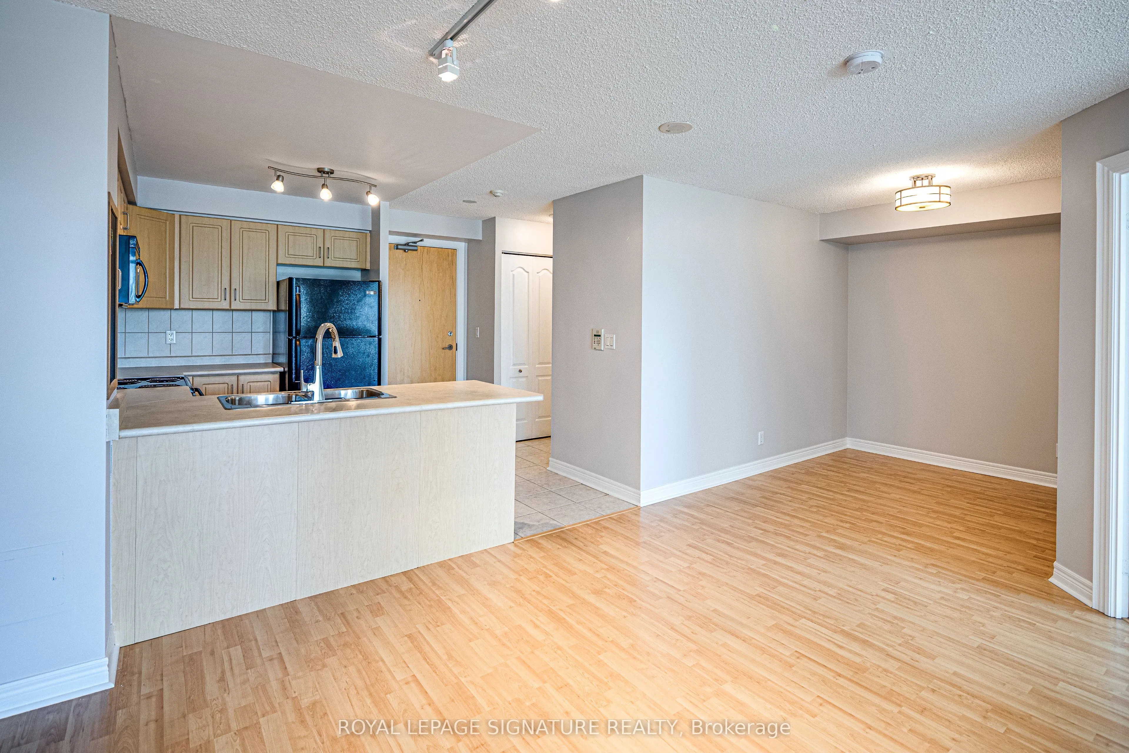 212 Eglinton Avenue, #402