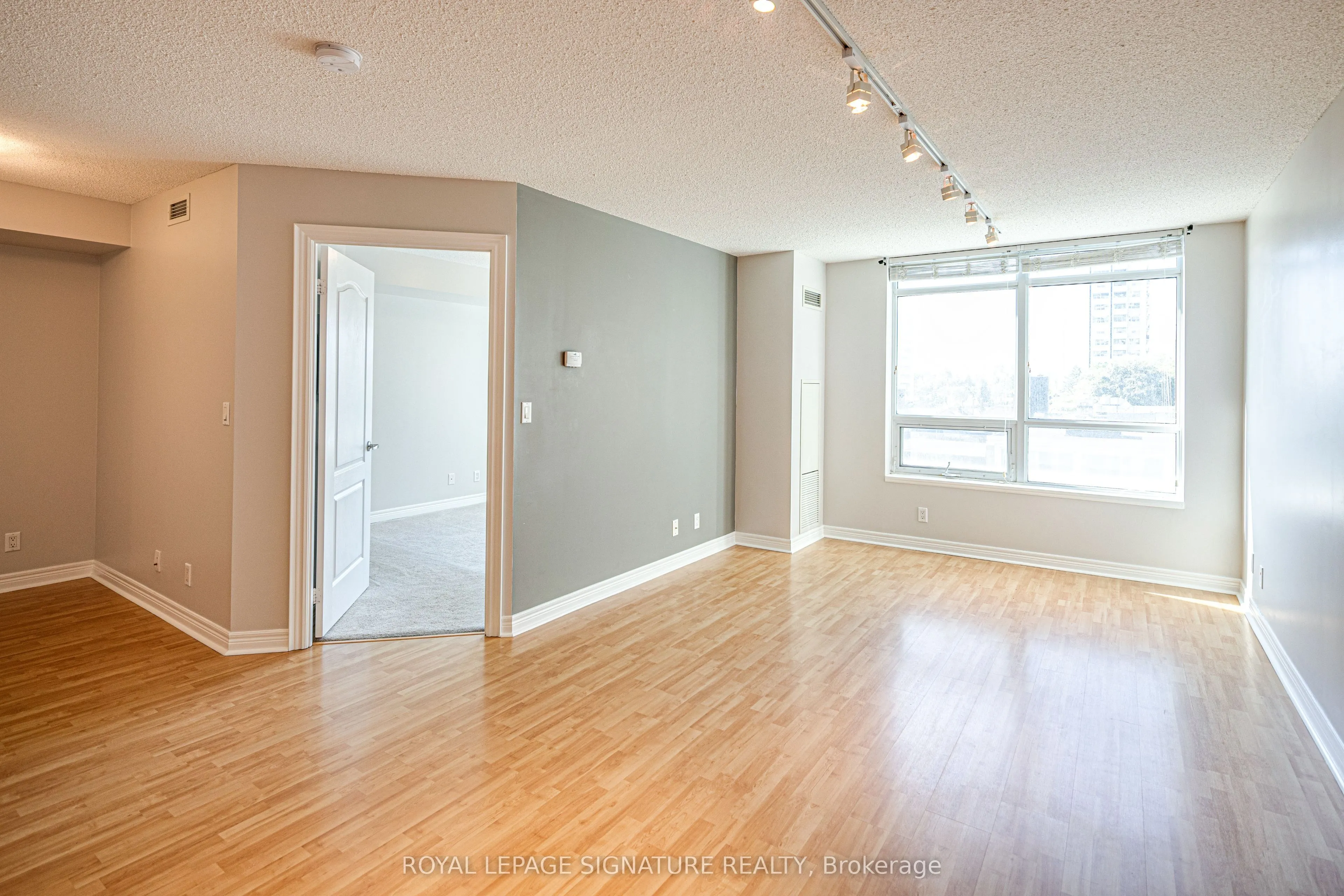 212 Eglinton Avenue, #402