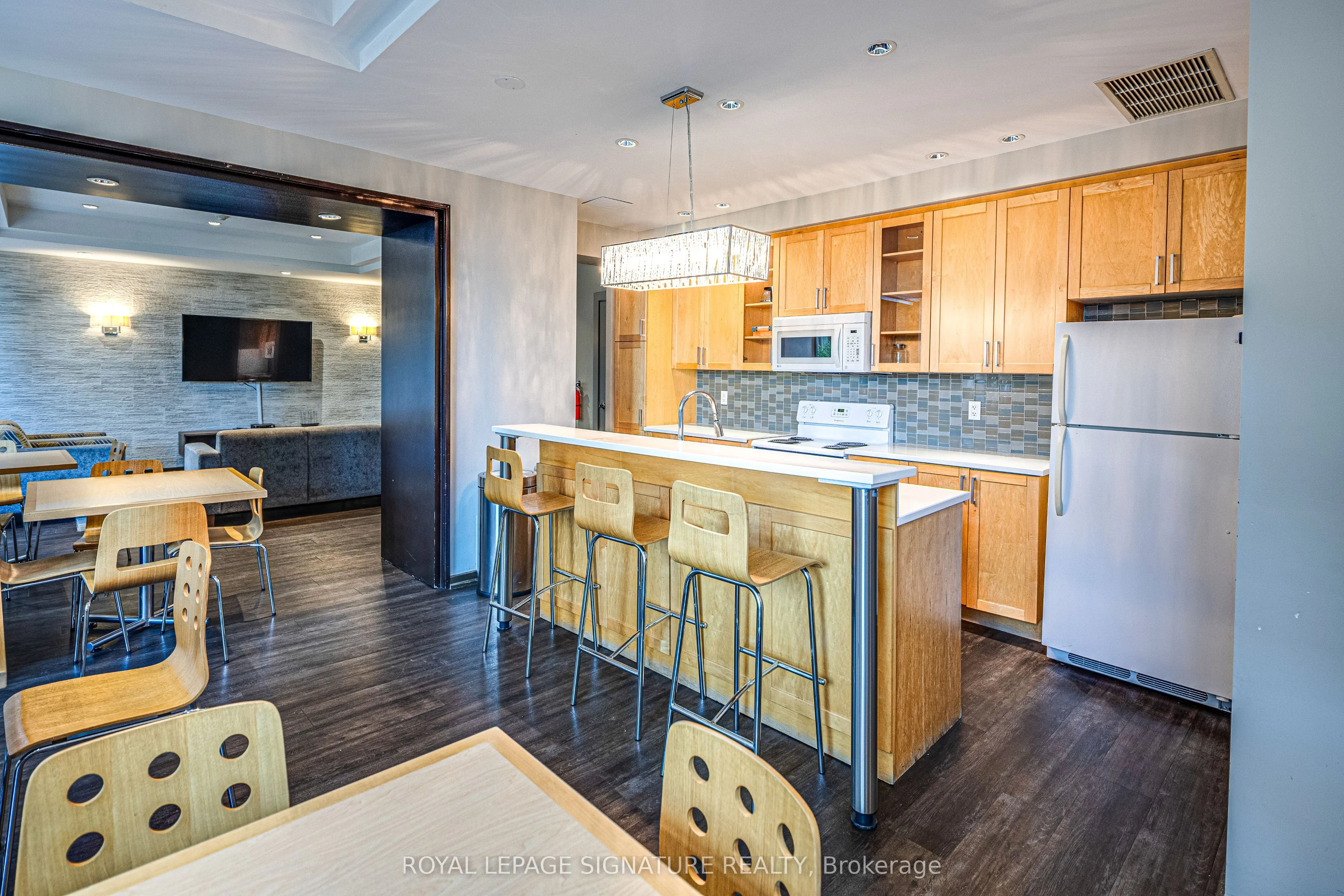 212 Eglinton Avenue, #402