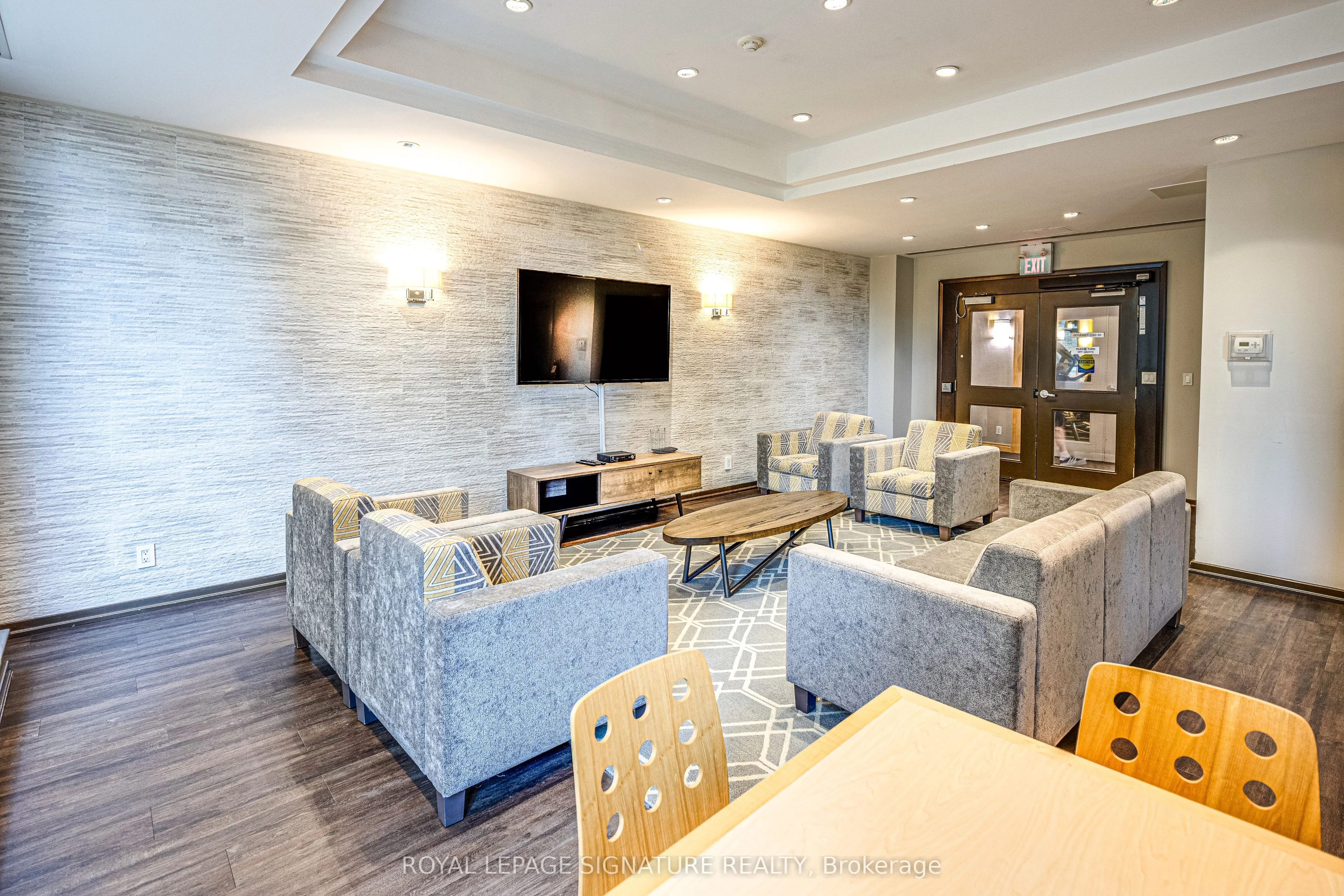 212 Eglinton Avenue, #402