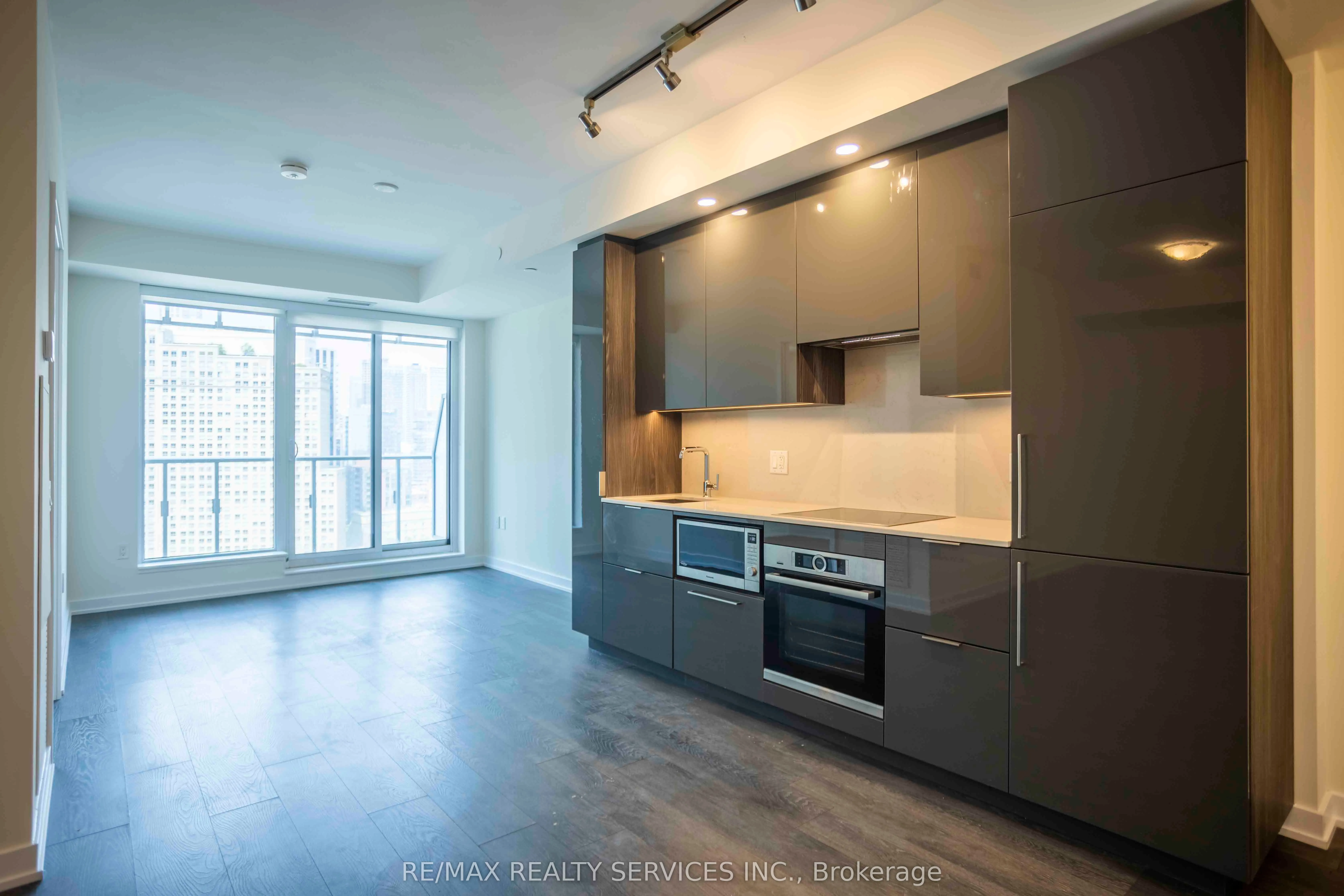 28 Freeland Street, #1806