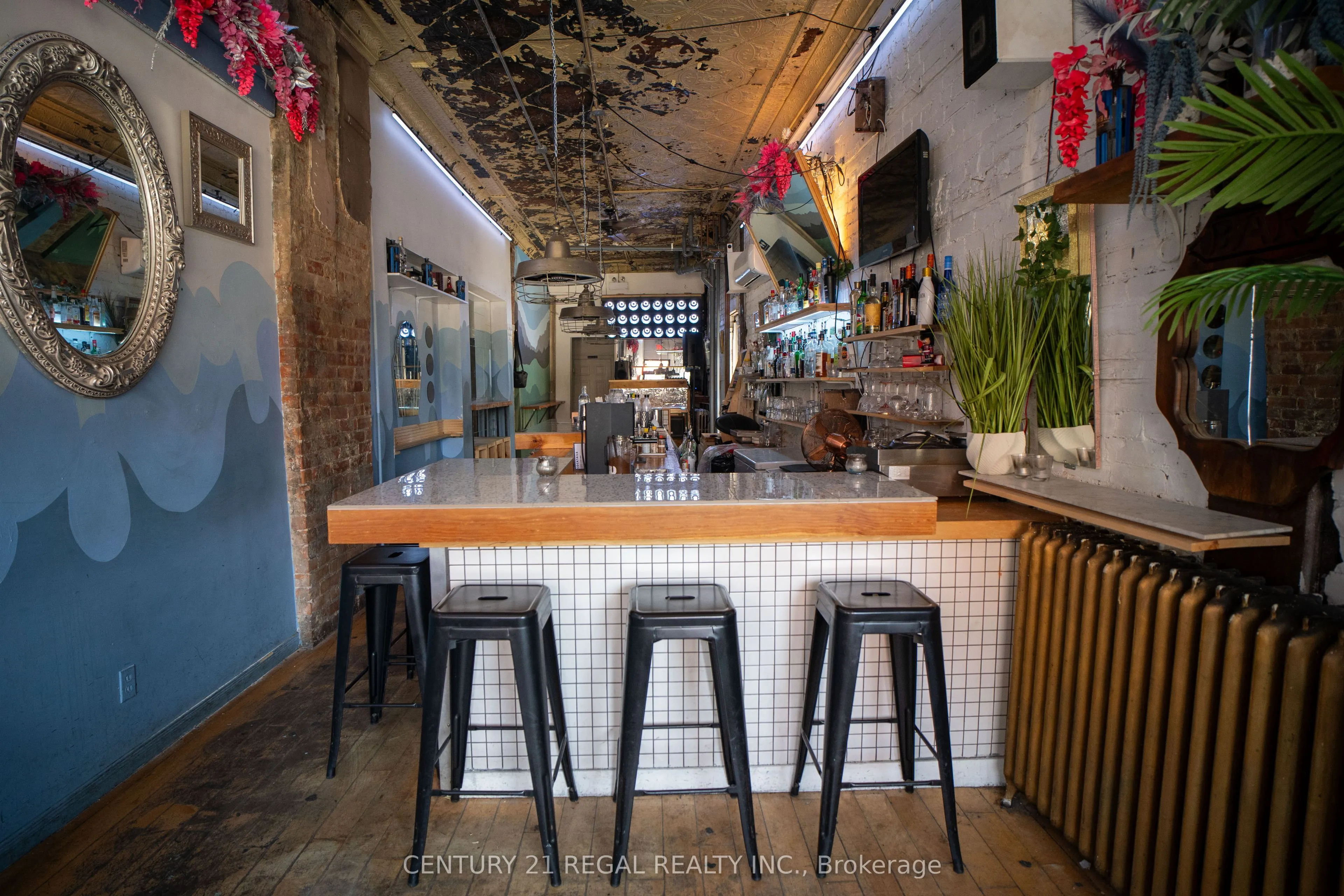 1615 Dundas Street W