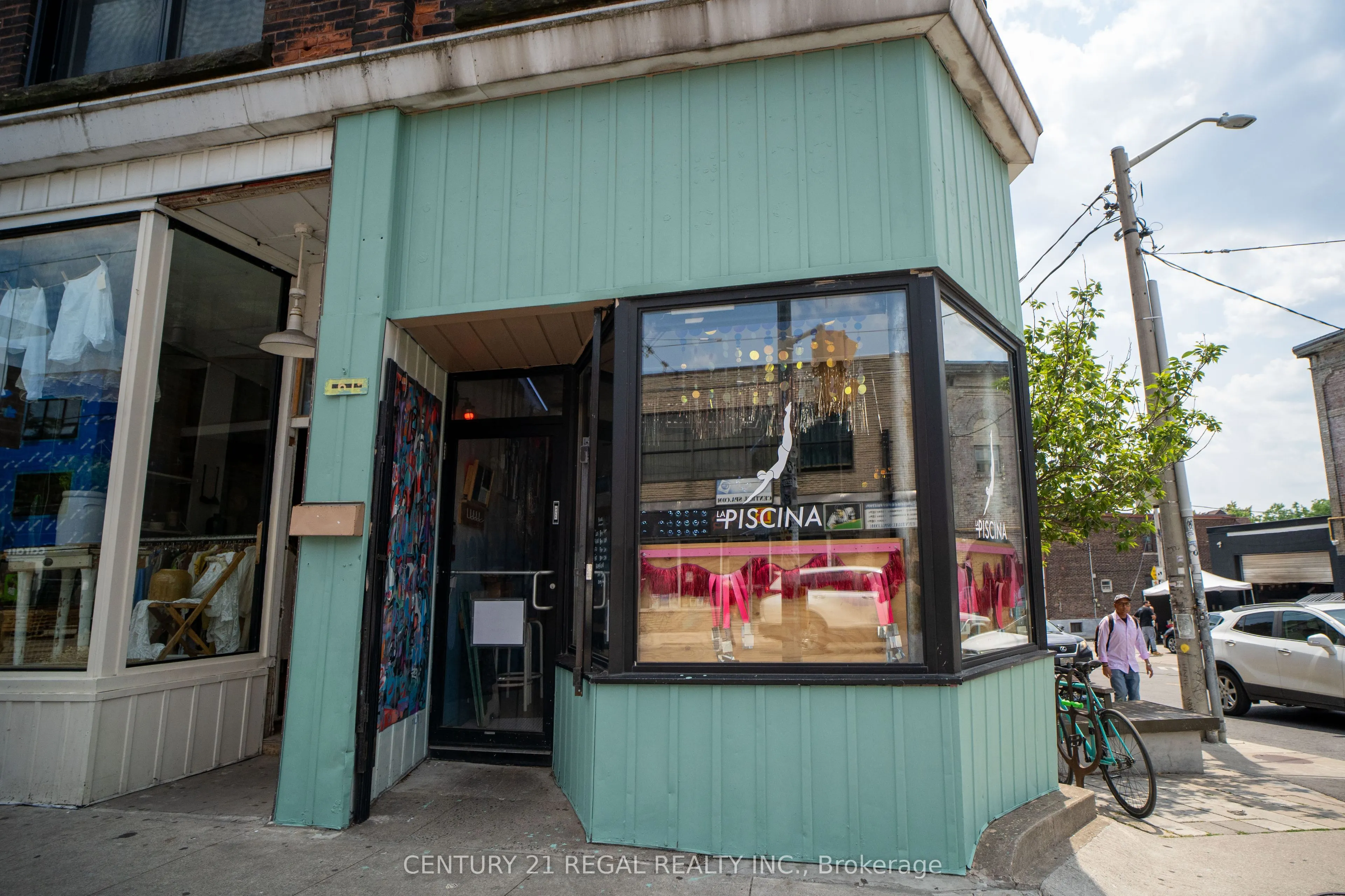 1615 Dundas Street W