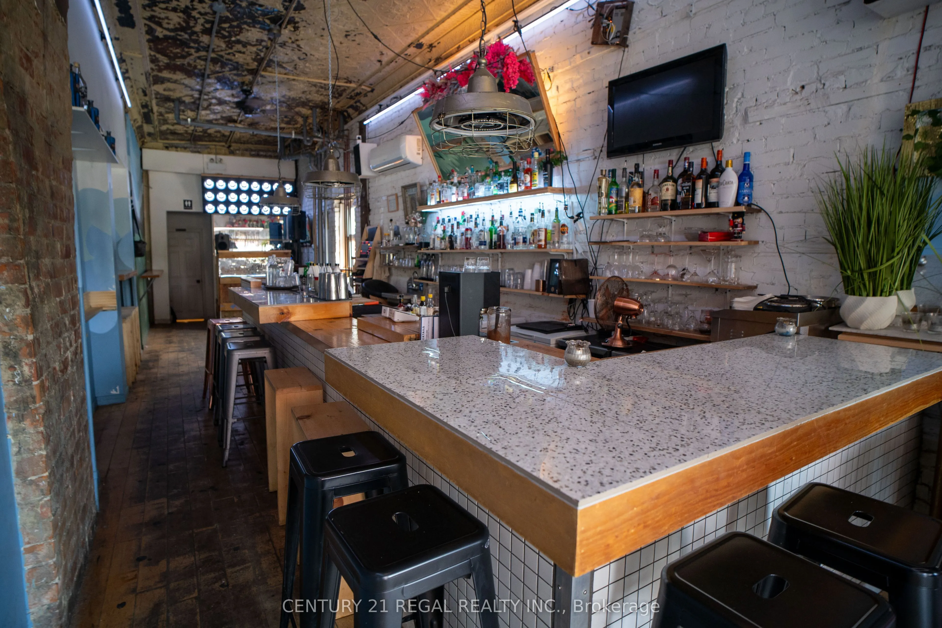 1615 Dundas Street W